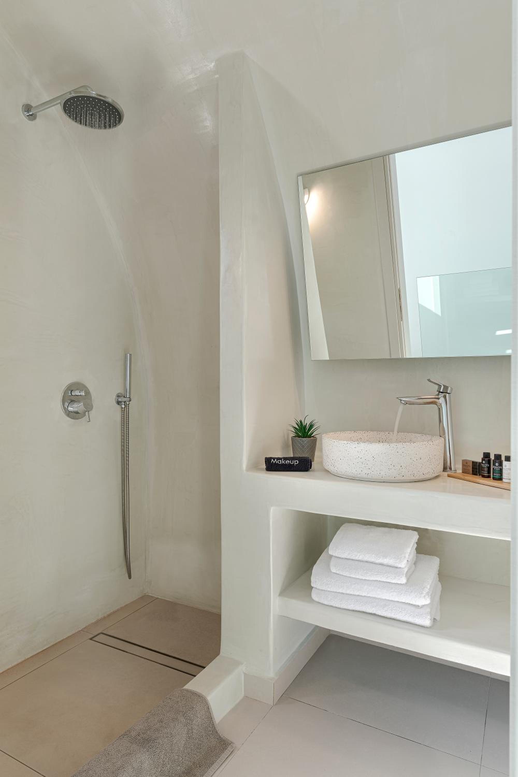 Deluxe Suite with Outdoor Hot Tub - Photo 13