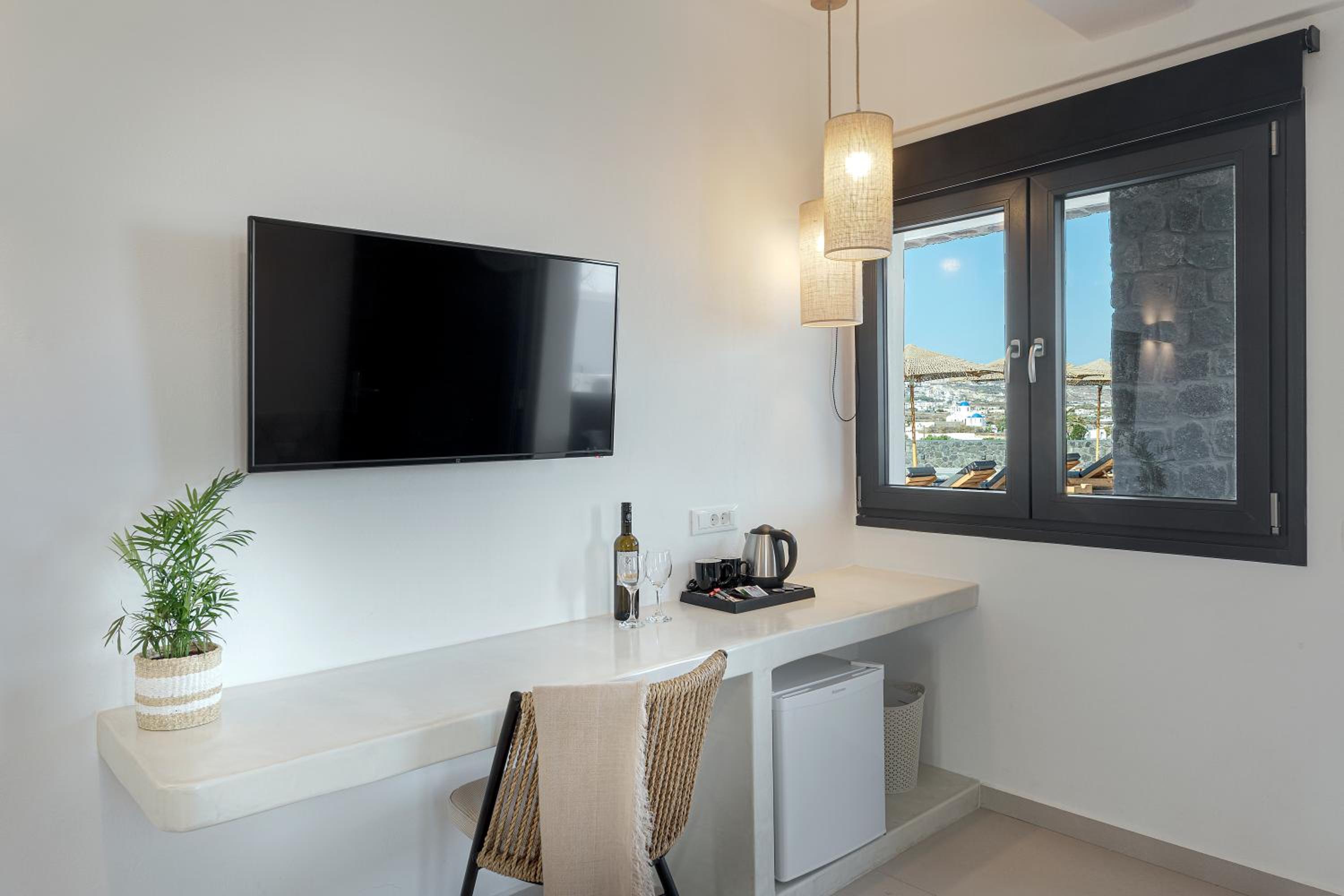 Deluxe Suite with Outdoor Hot Tub - Photo 3