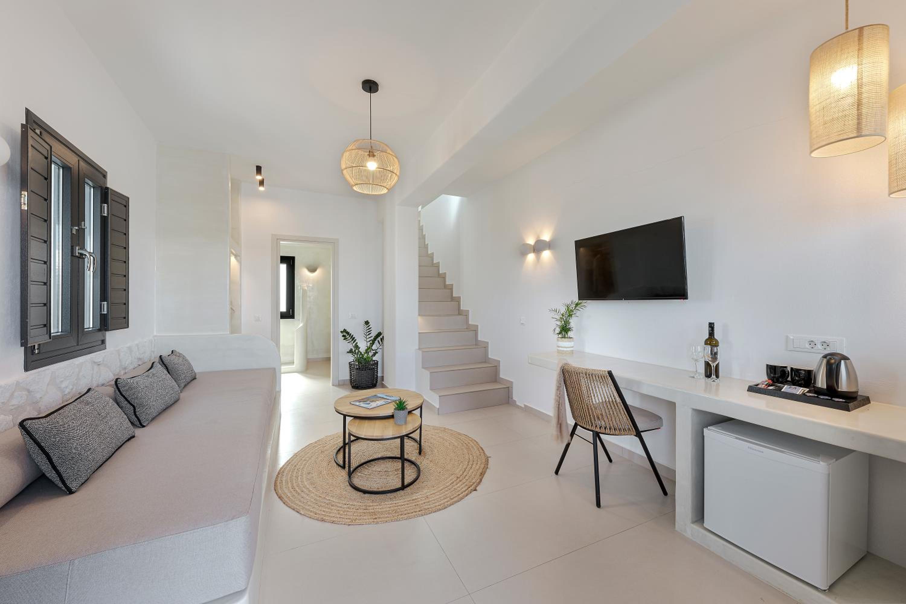 Deluxe Suite with Outdoor Hot Tub - Photo 2