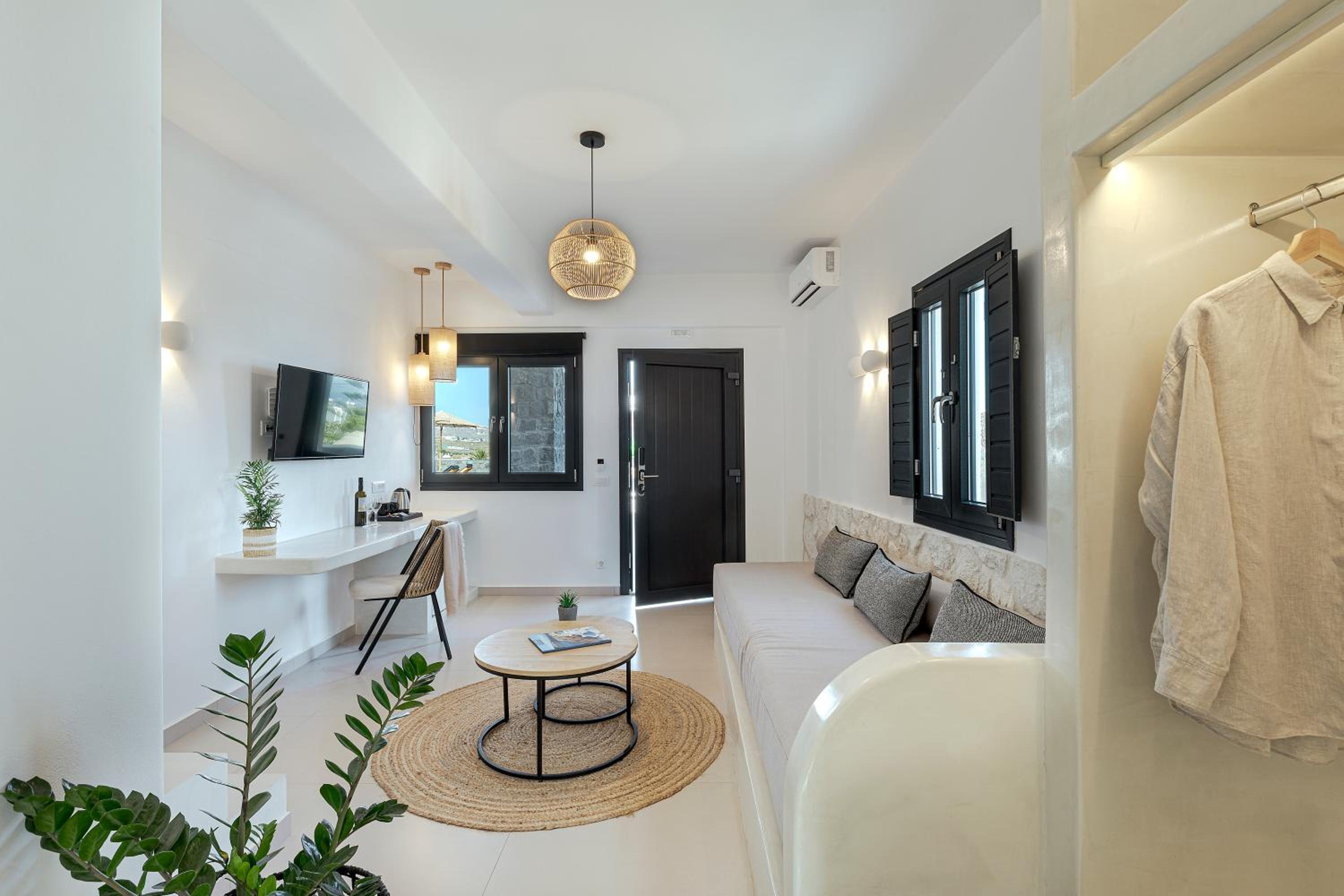 Deluxe Suite with Outdoor Hot Tub - Photo 1