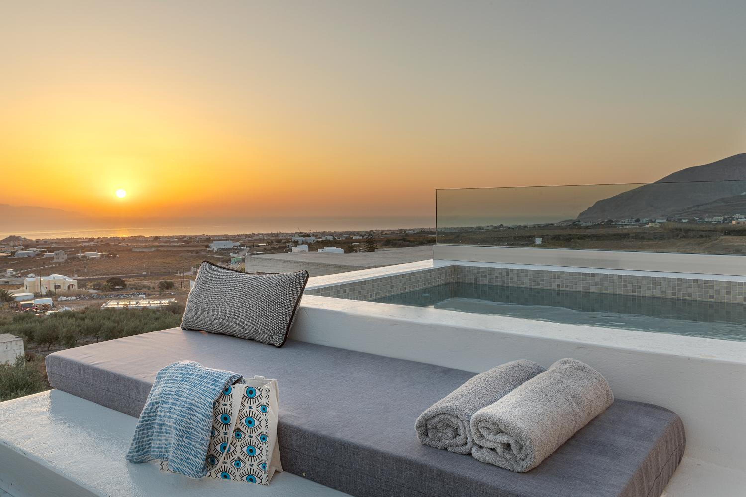 Deluxe Suite with Outdoor Hot Tub - Photo 12