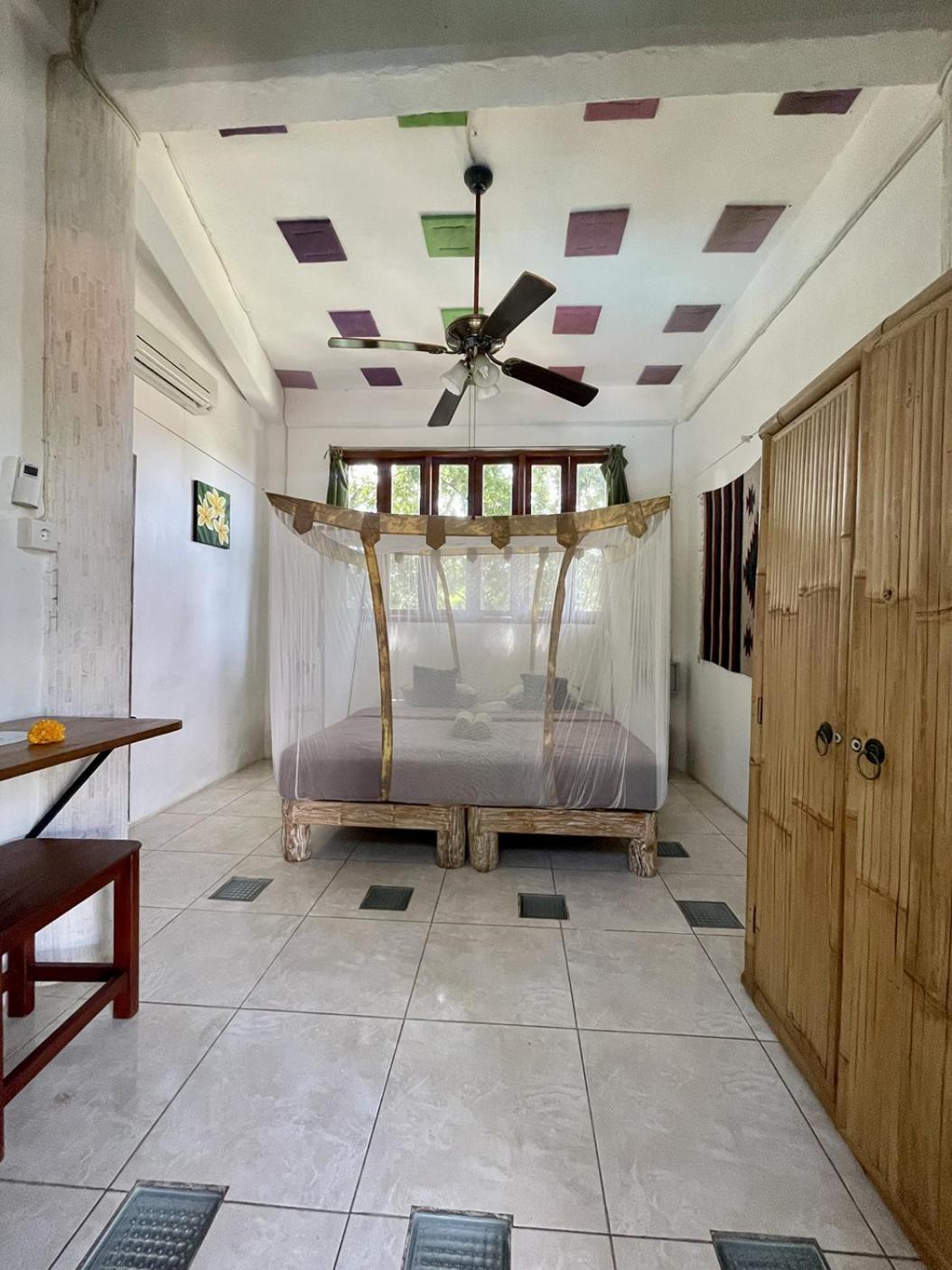 Double Room with Fan and Air Conditioning - Photo 16