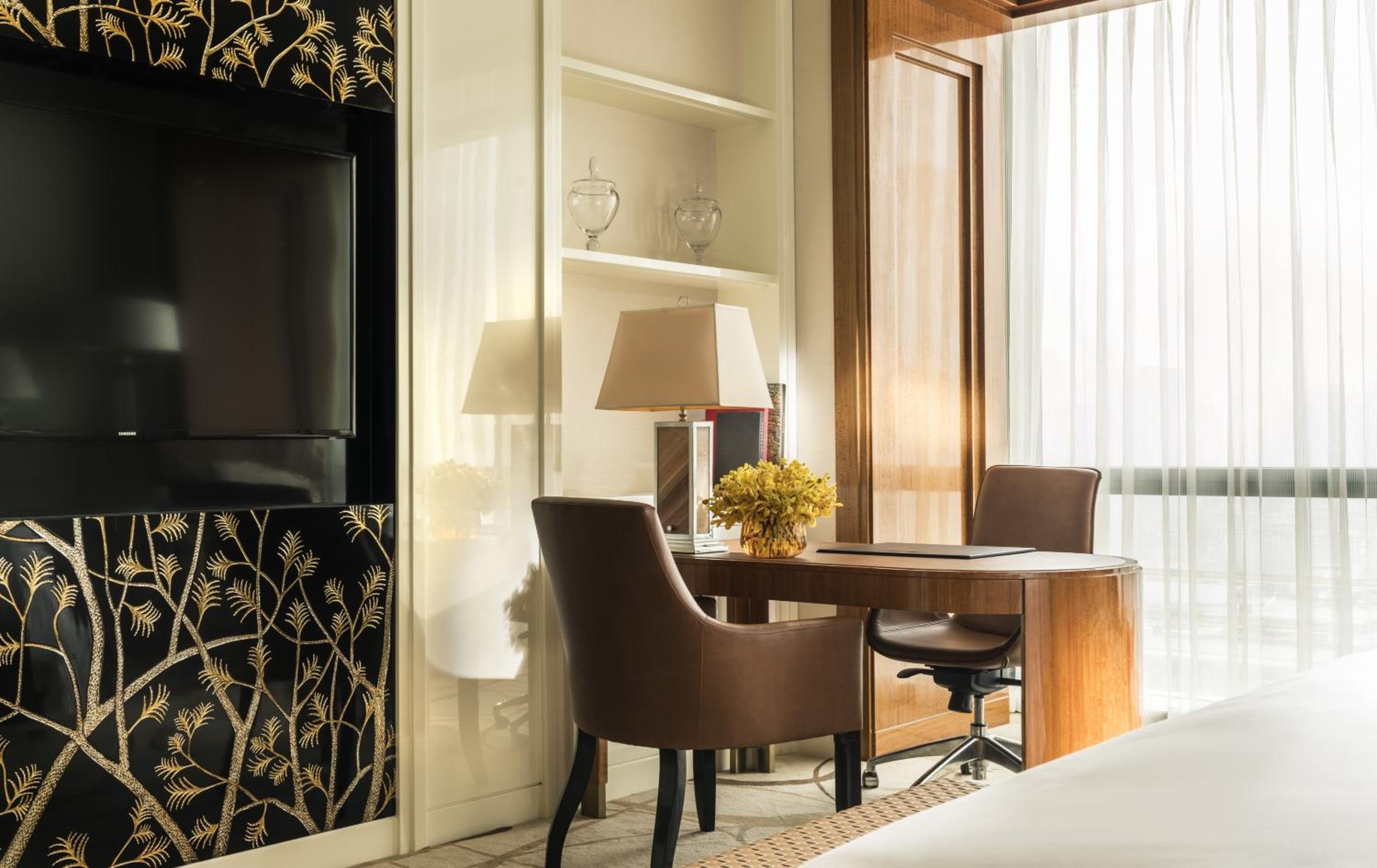Deluxe King Room with Executive Club Package