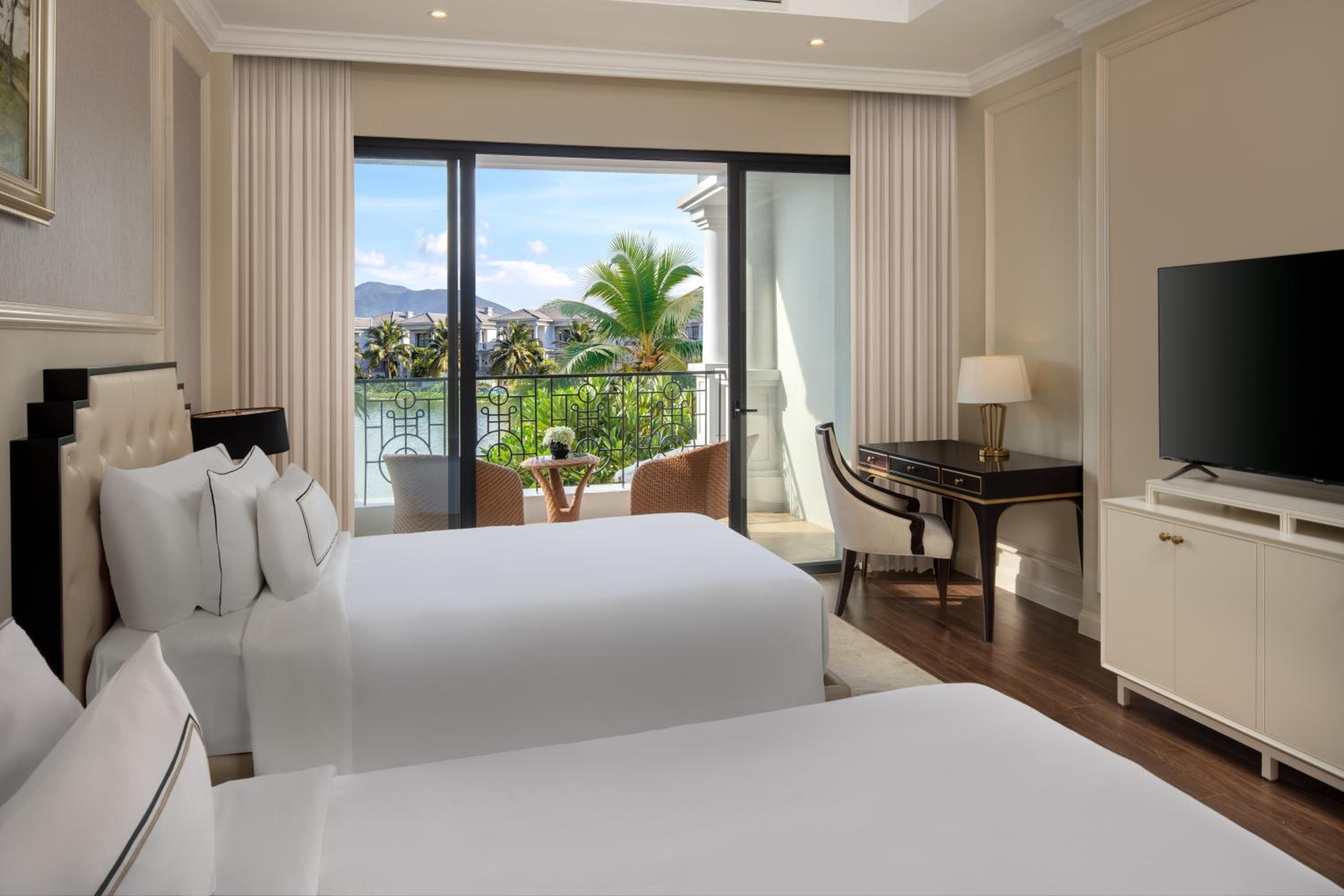 Four-Bedroom Villa with Lake View and Private Pool photo 3