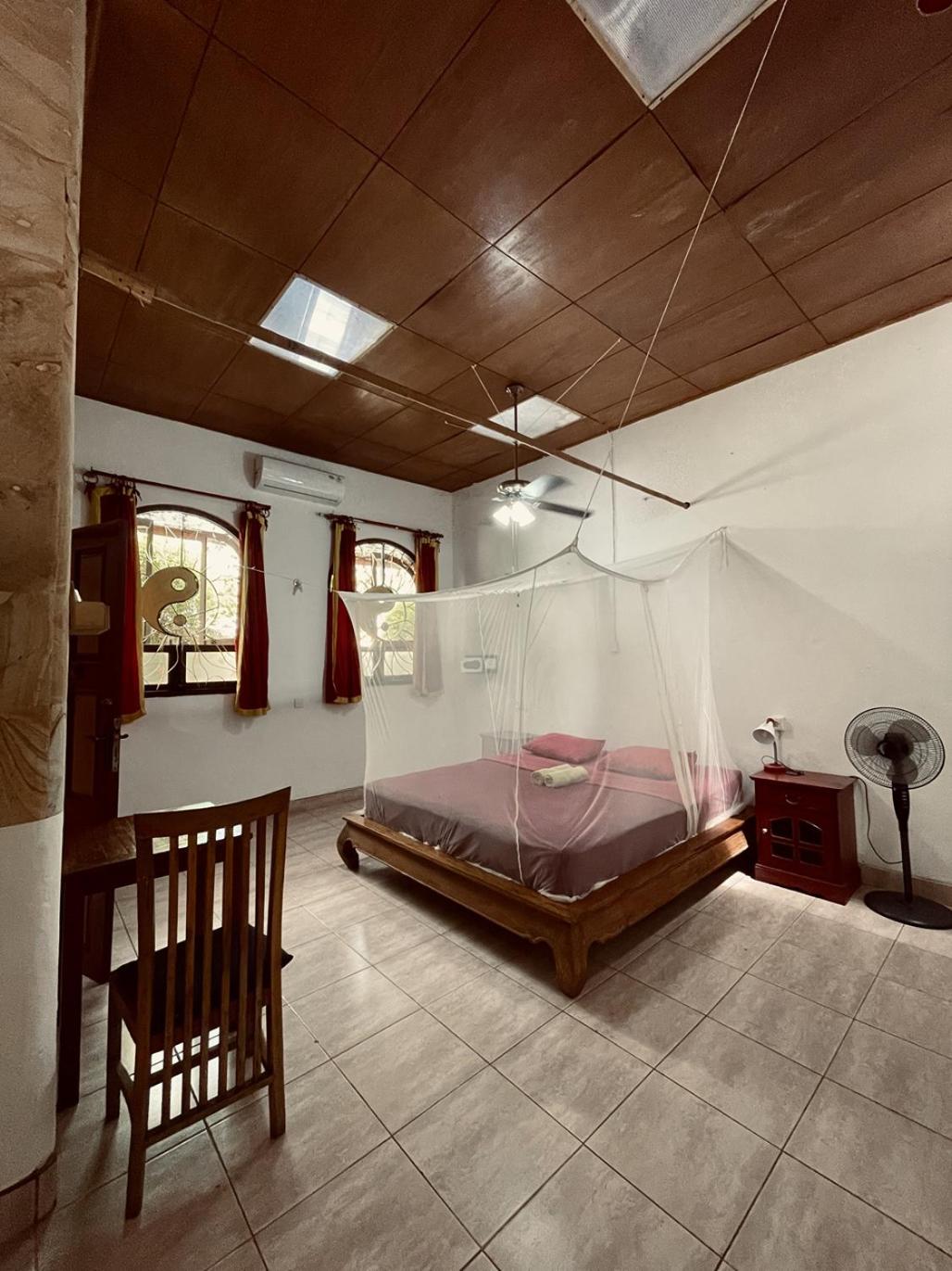 Double Room with Fan and Air Conditioning - Photo 13