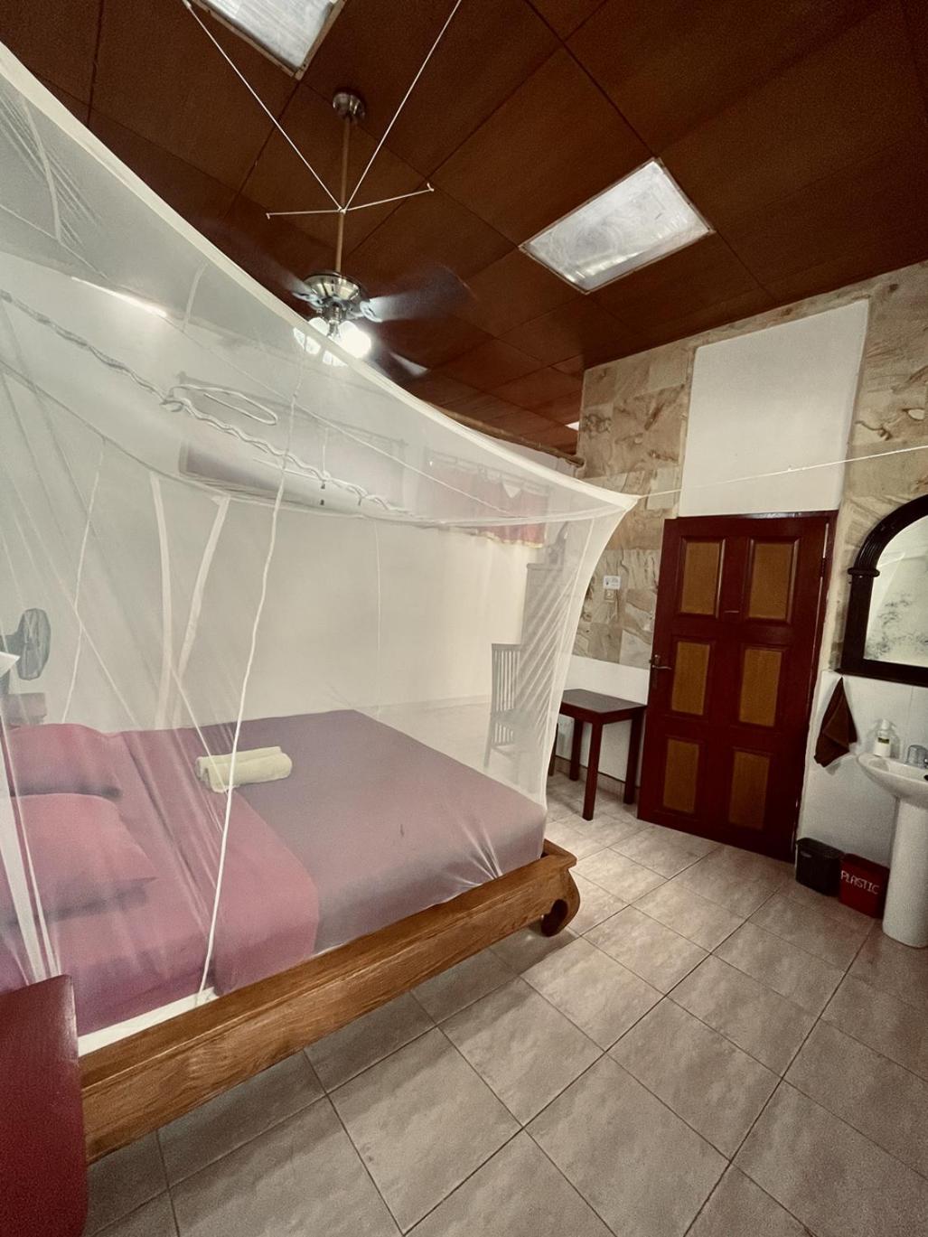 Double Room with Fan and Air Conditioning - Photo 15