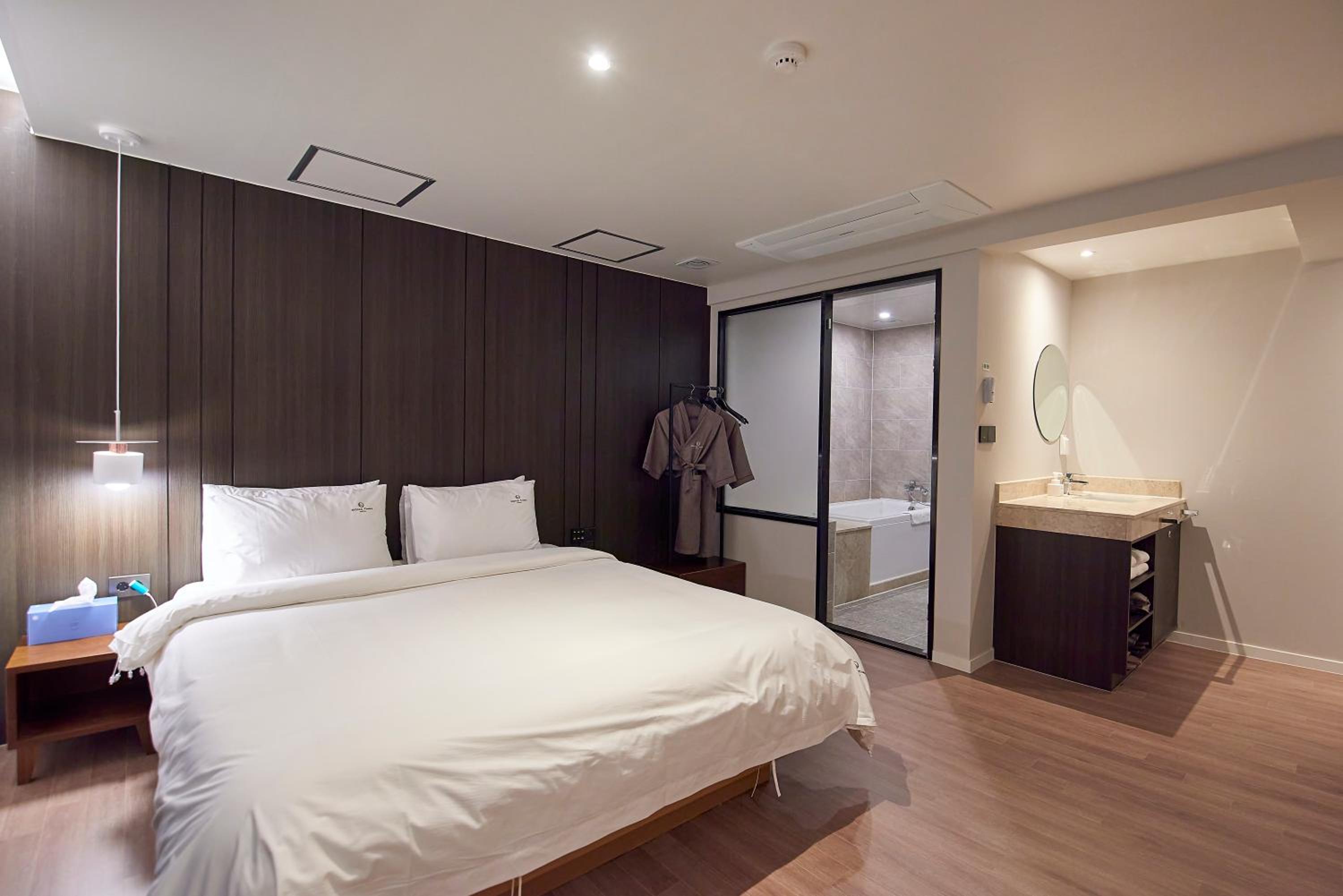 Deluxe Double Room - Photo 10