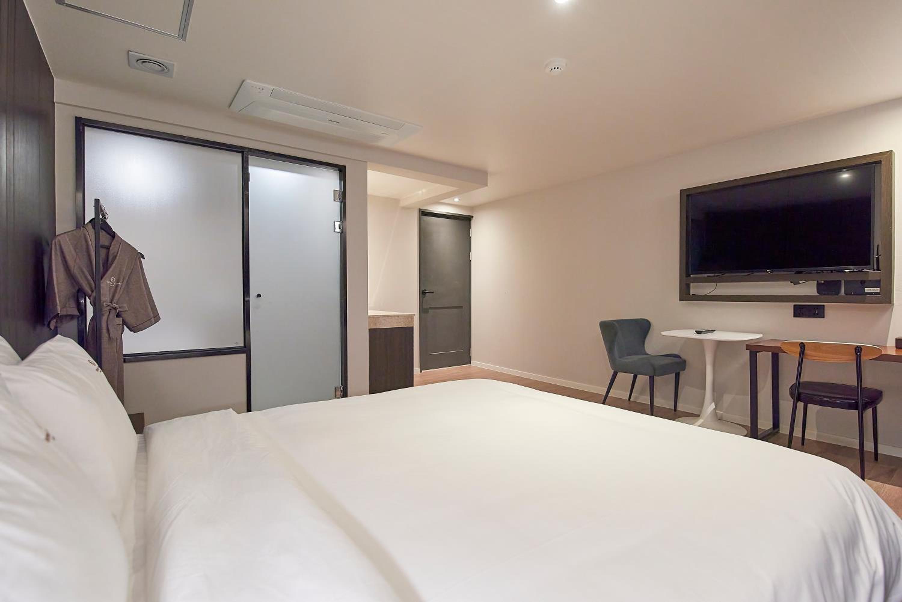 Deluxe Double Room - Photo 11