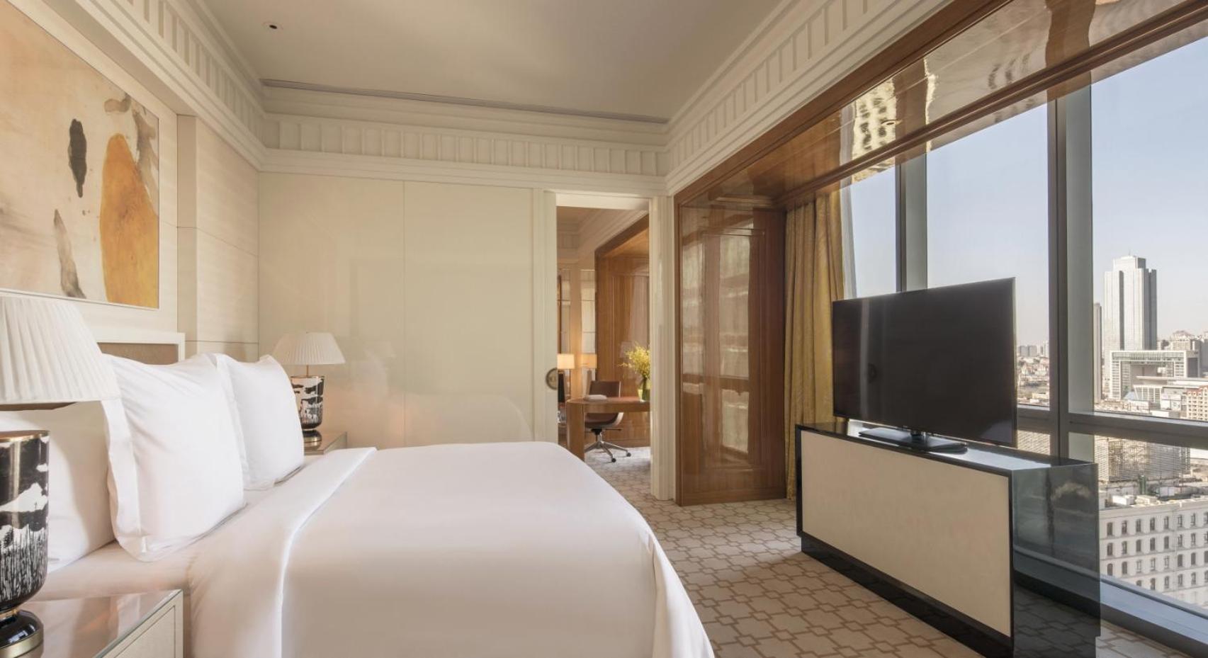 Deluxe King Bed Suite photo 2