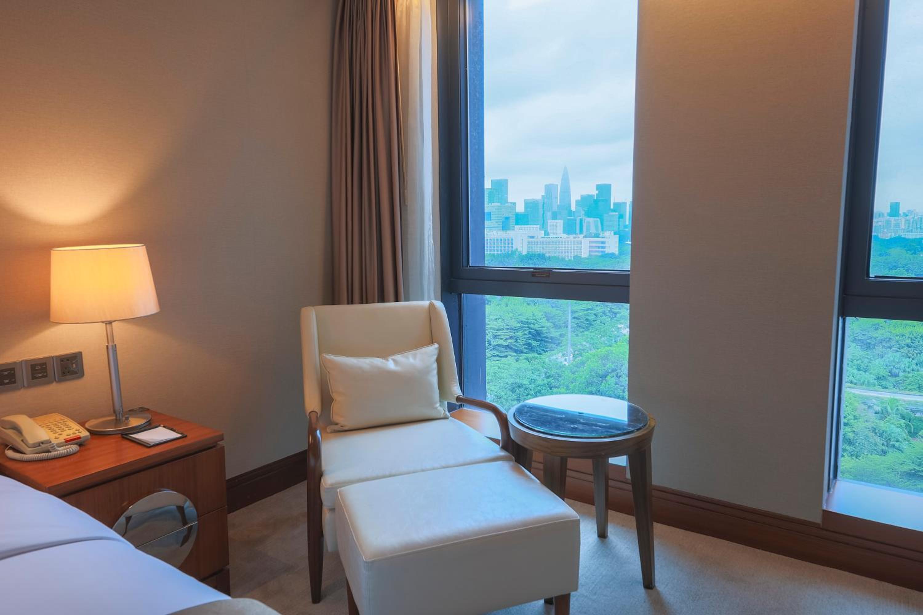 Superior King Room thumbnail 6
