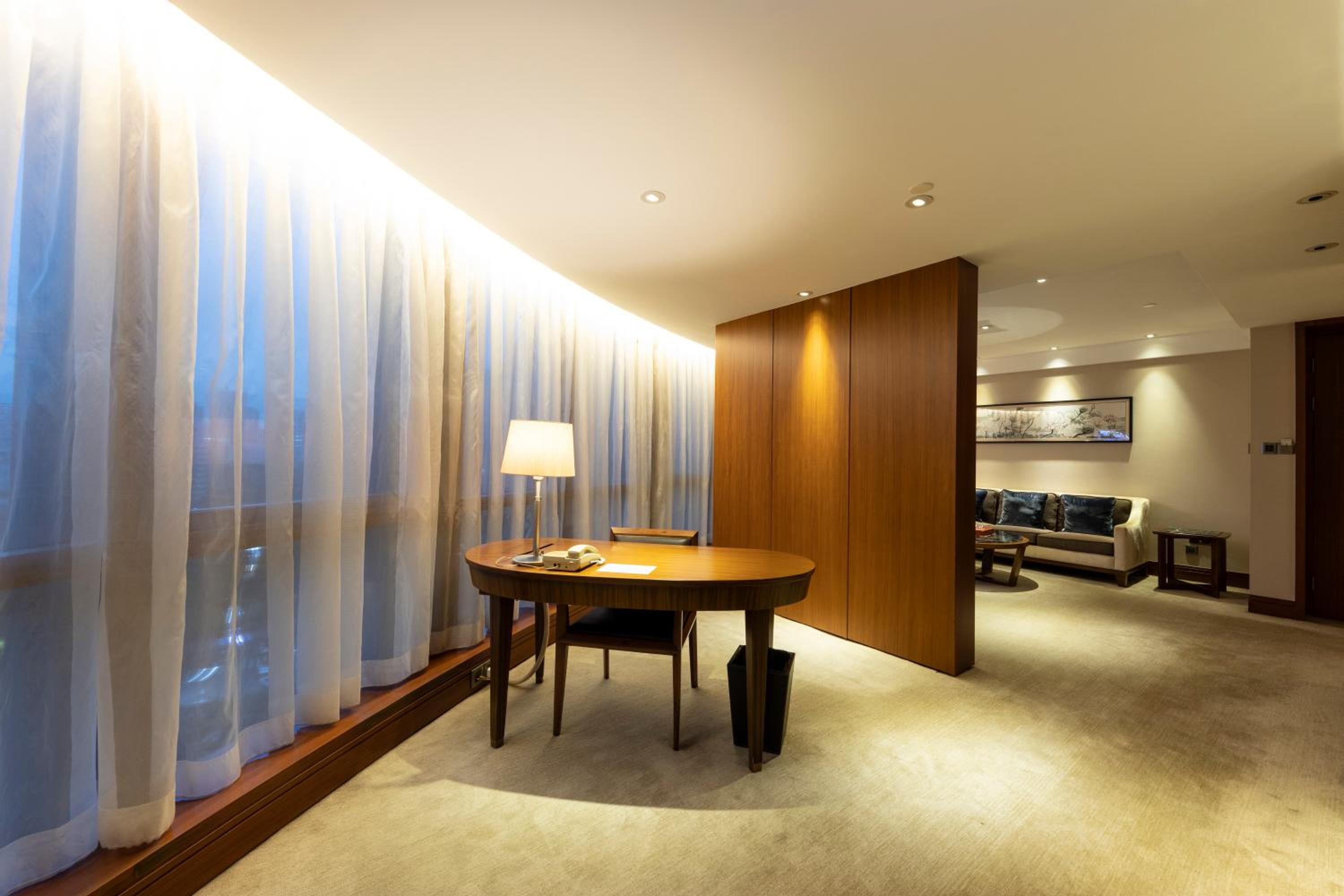 One-Bedroom Business Suite thumbnail 5