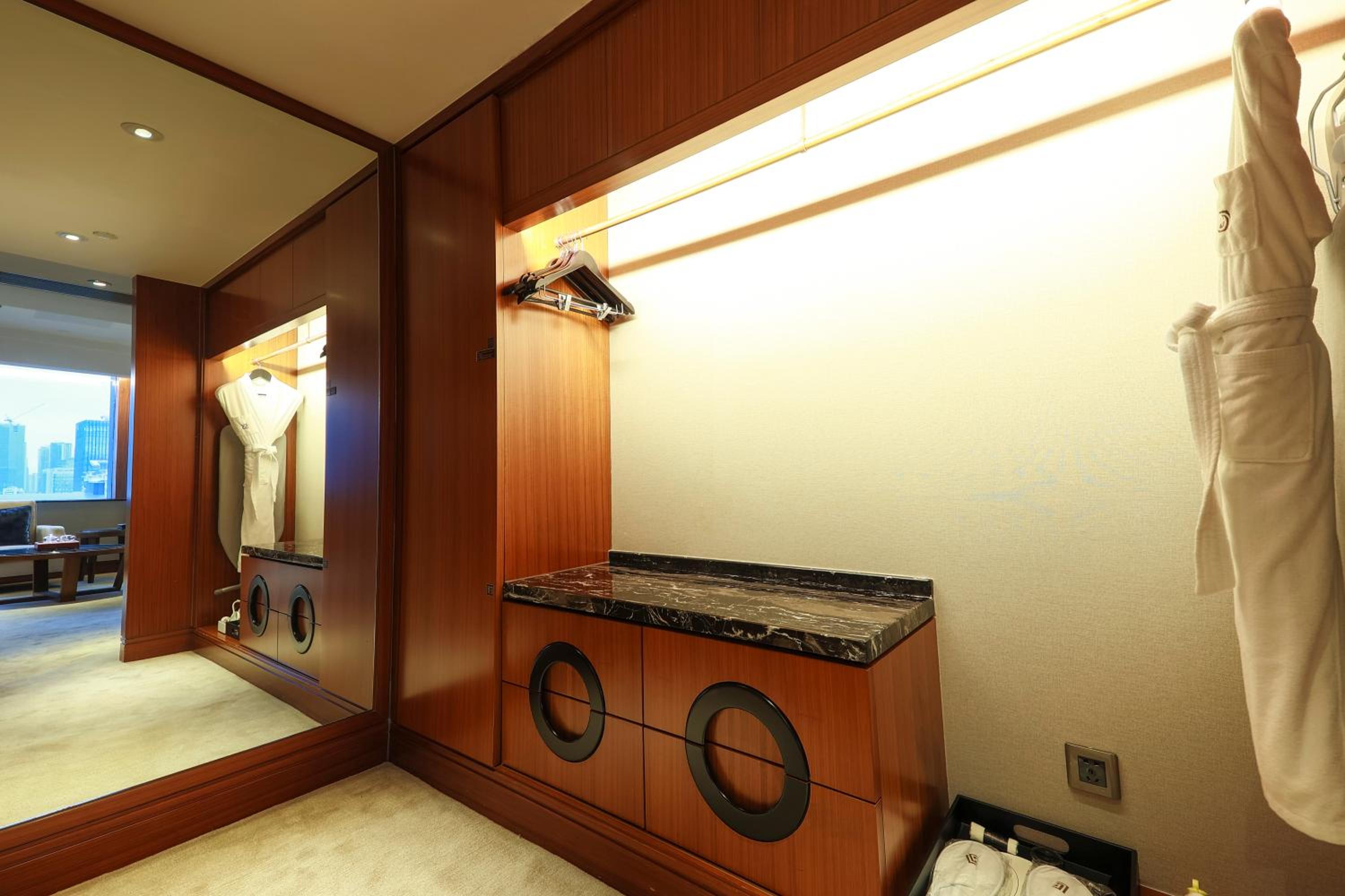 One-Bedroom Business Suite