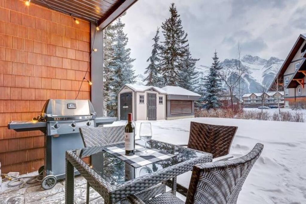Apartment with Mountain View