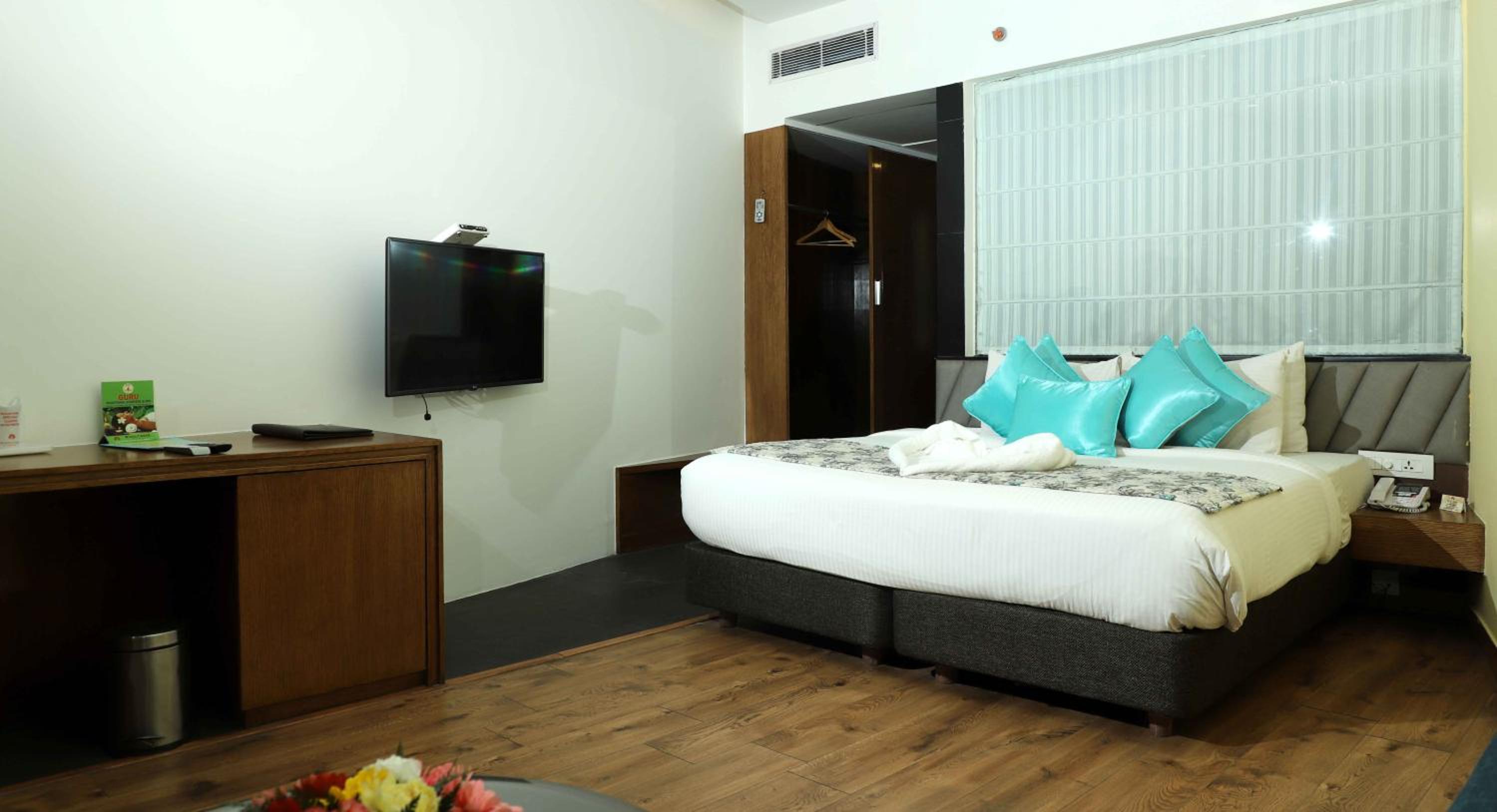 Deluxe Double Room with Balcony - Photo 7