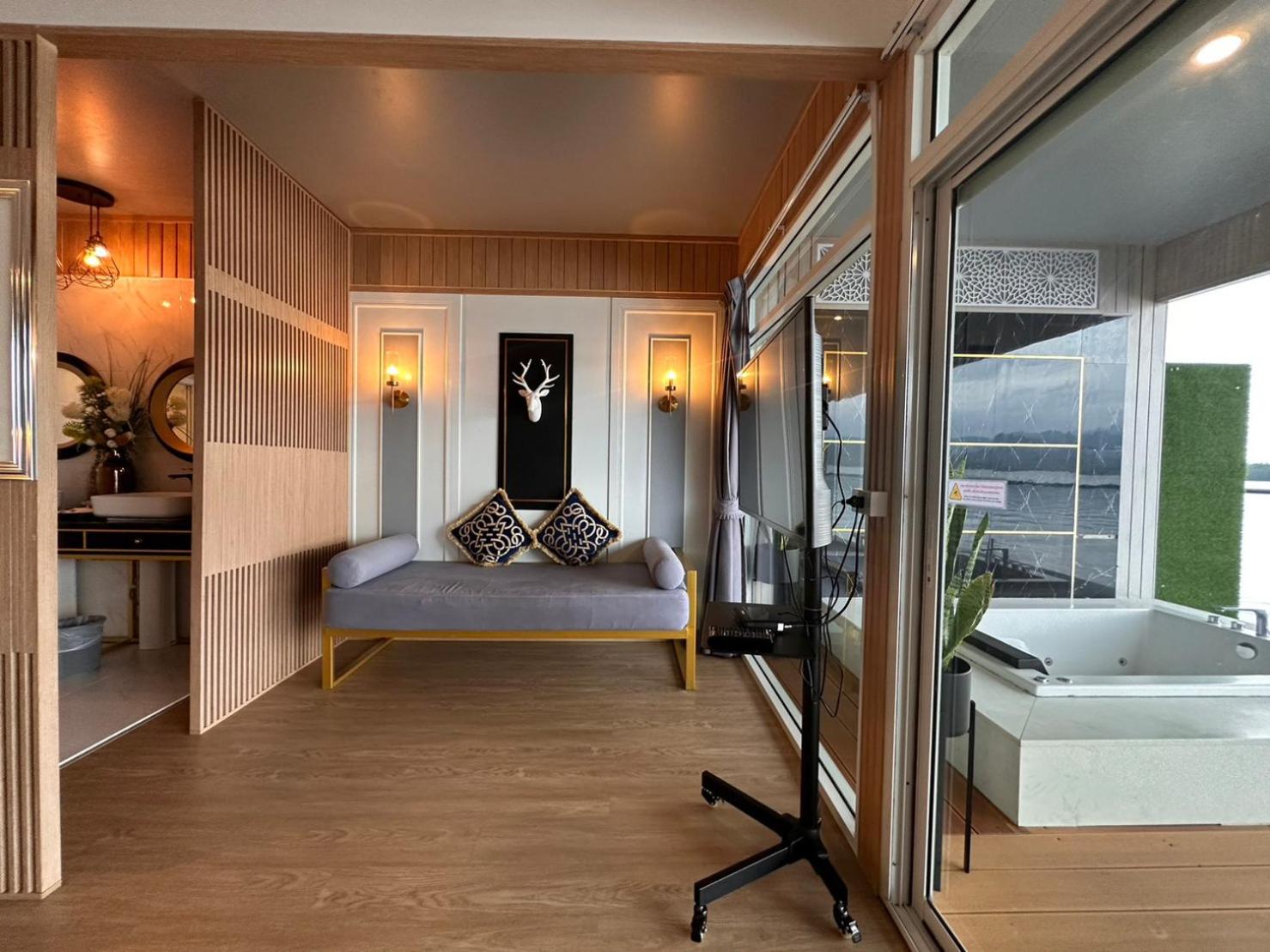 Island Grand Room with Jacuzzi photo 3