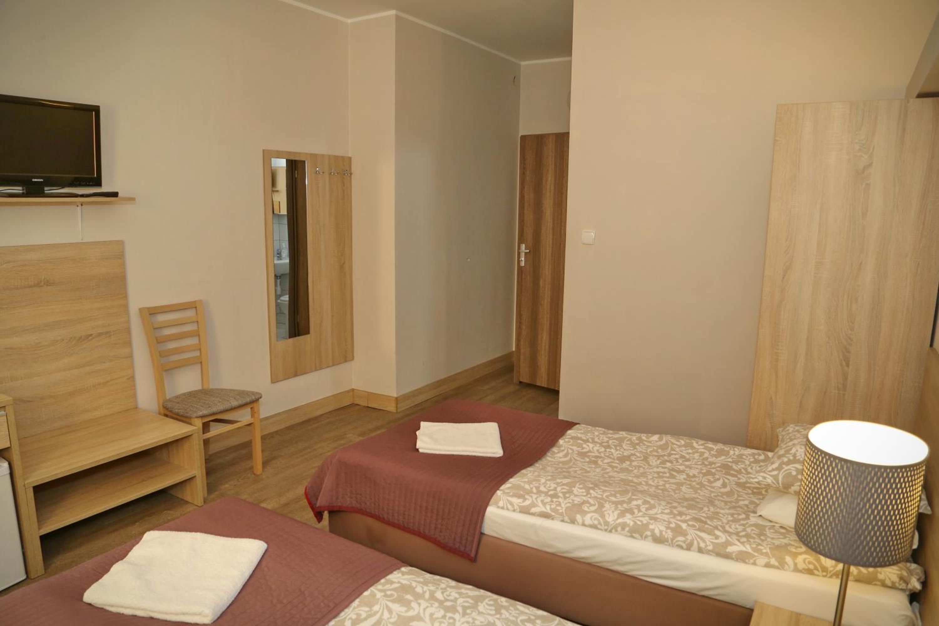 Twin Room with Private Bathroom - Photo 3