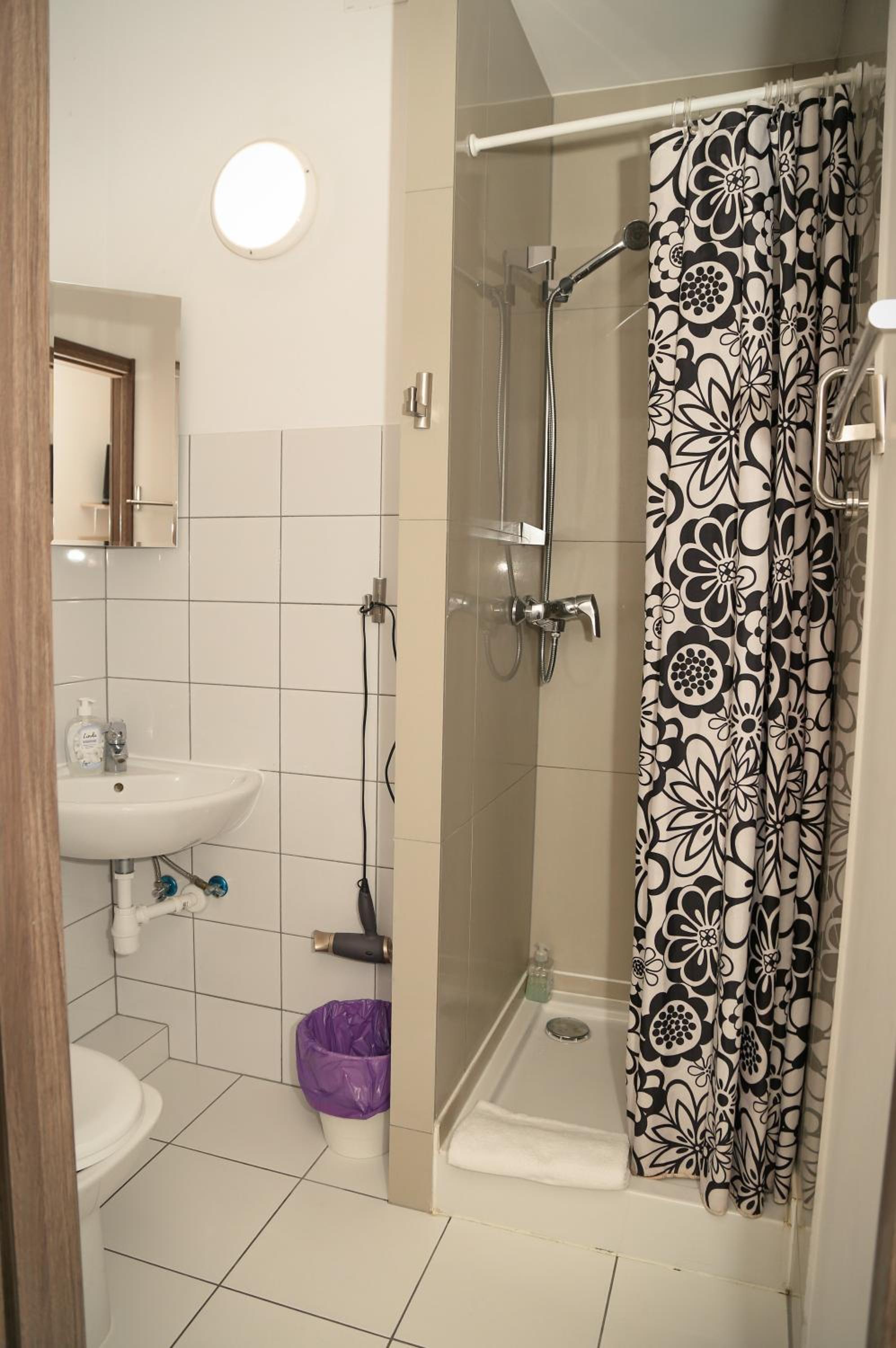 Twin Room with Private Bathroom - Photo 7