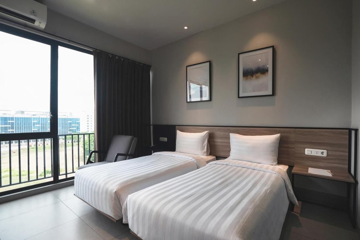 Deluxe Twin Room with Free Airport Shuttle - Photo 2