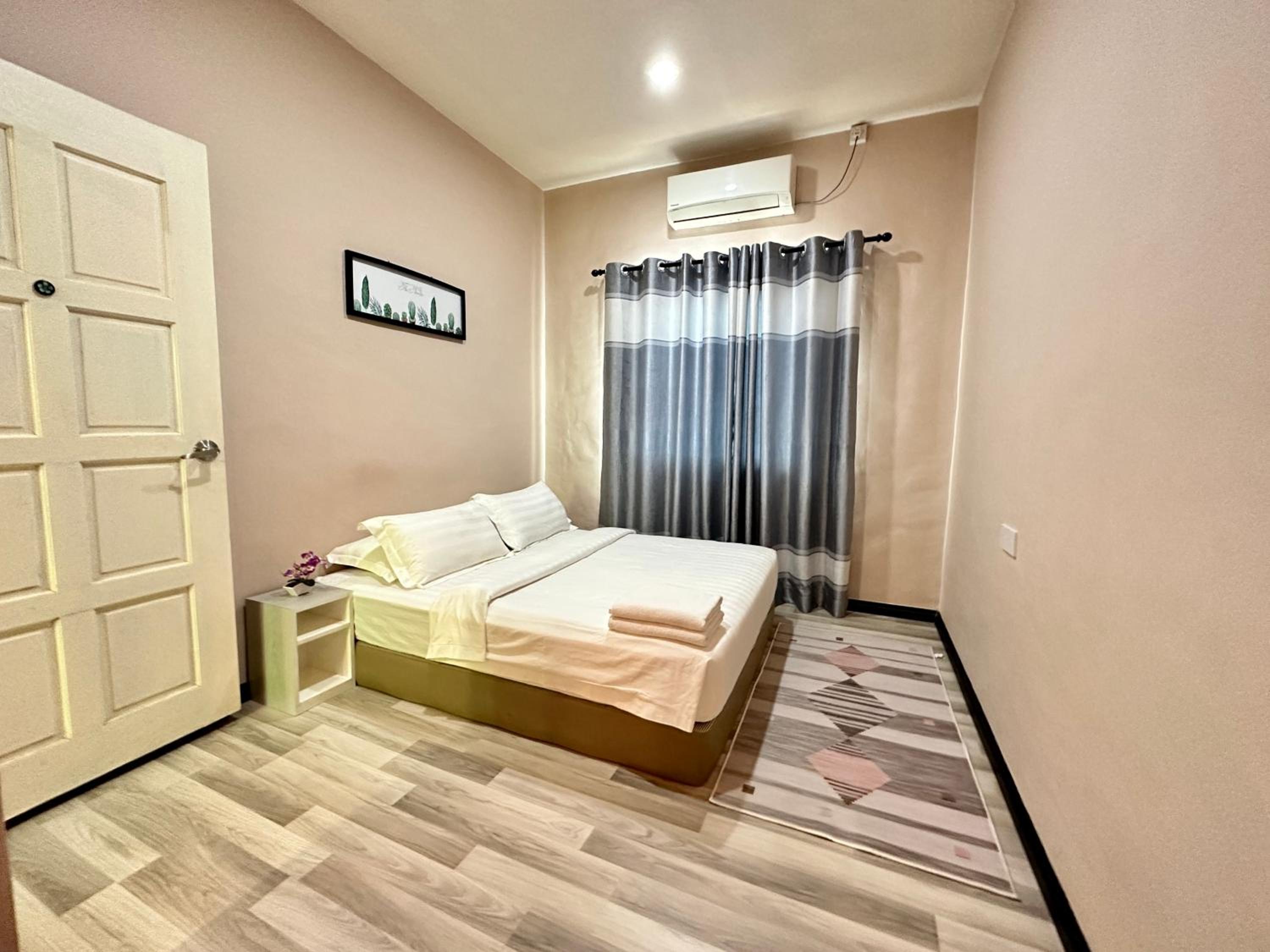 Three-Bedroom House photo 3