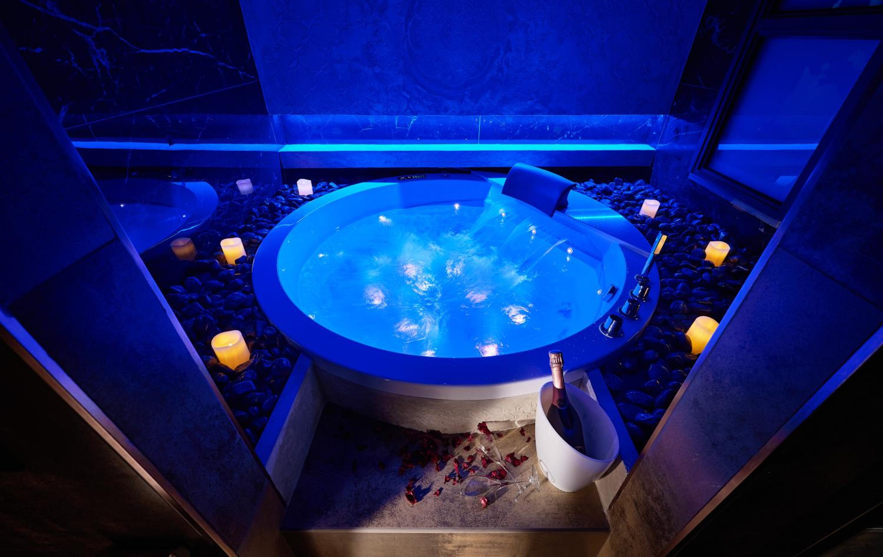 Deluxe Double Room with Bath - Photo 4