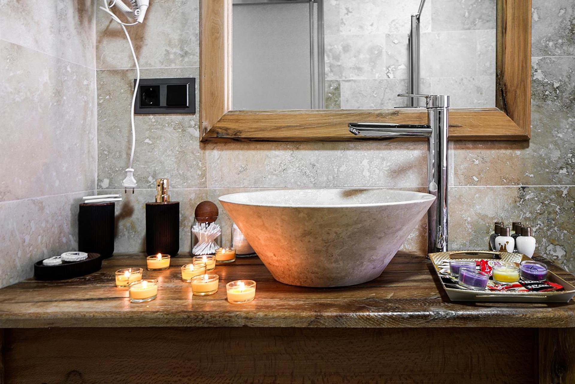 Deluxe Double Room - Photo 21