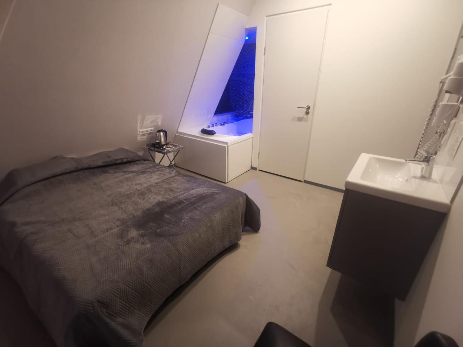 Double Room with Spa Bath photo 1