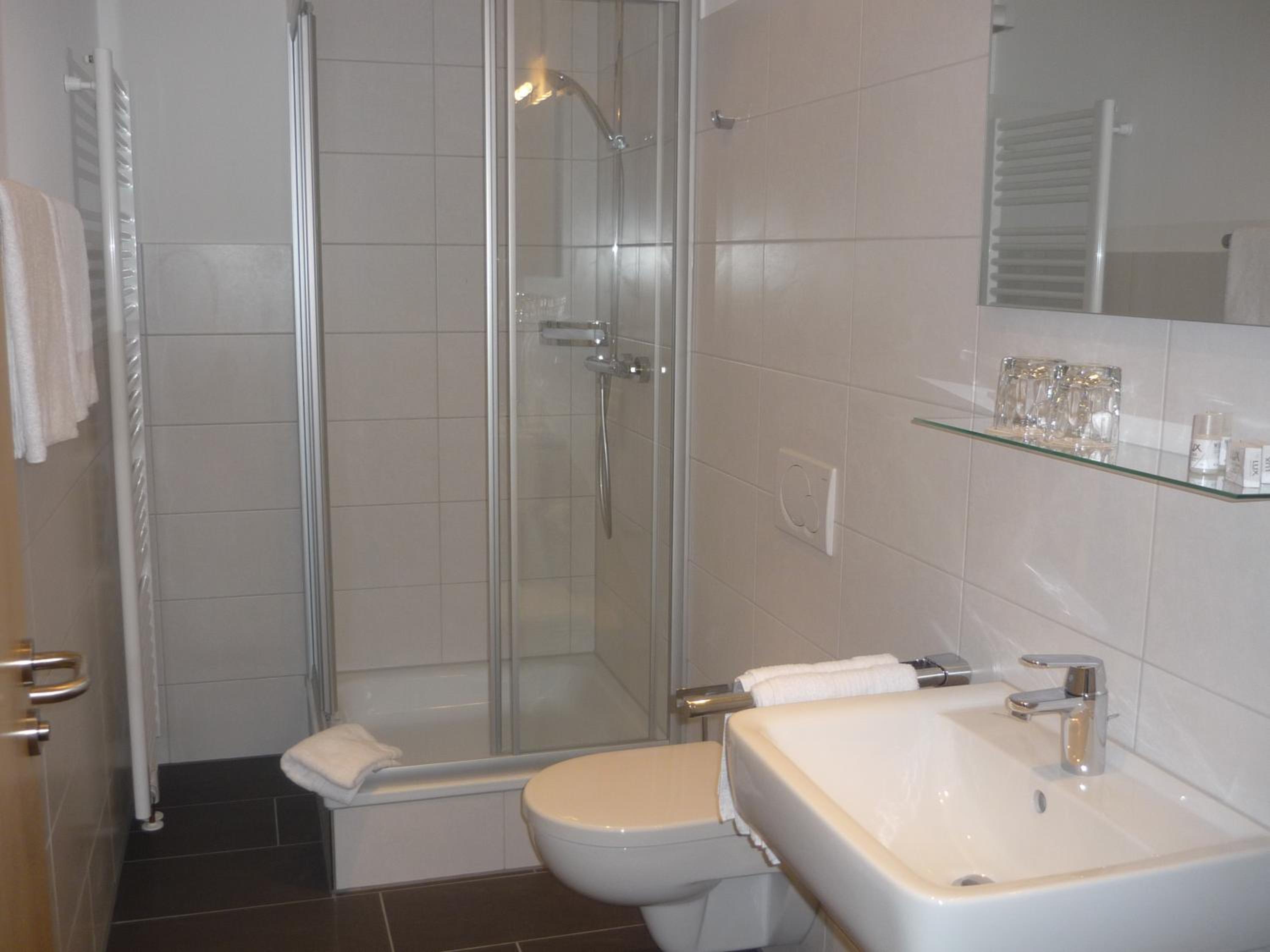 Twin Room with Private Bathroom photo 2
