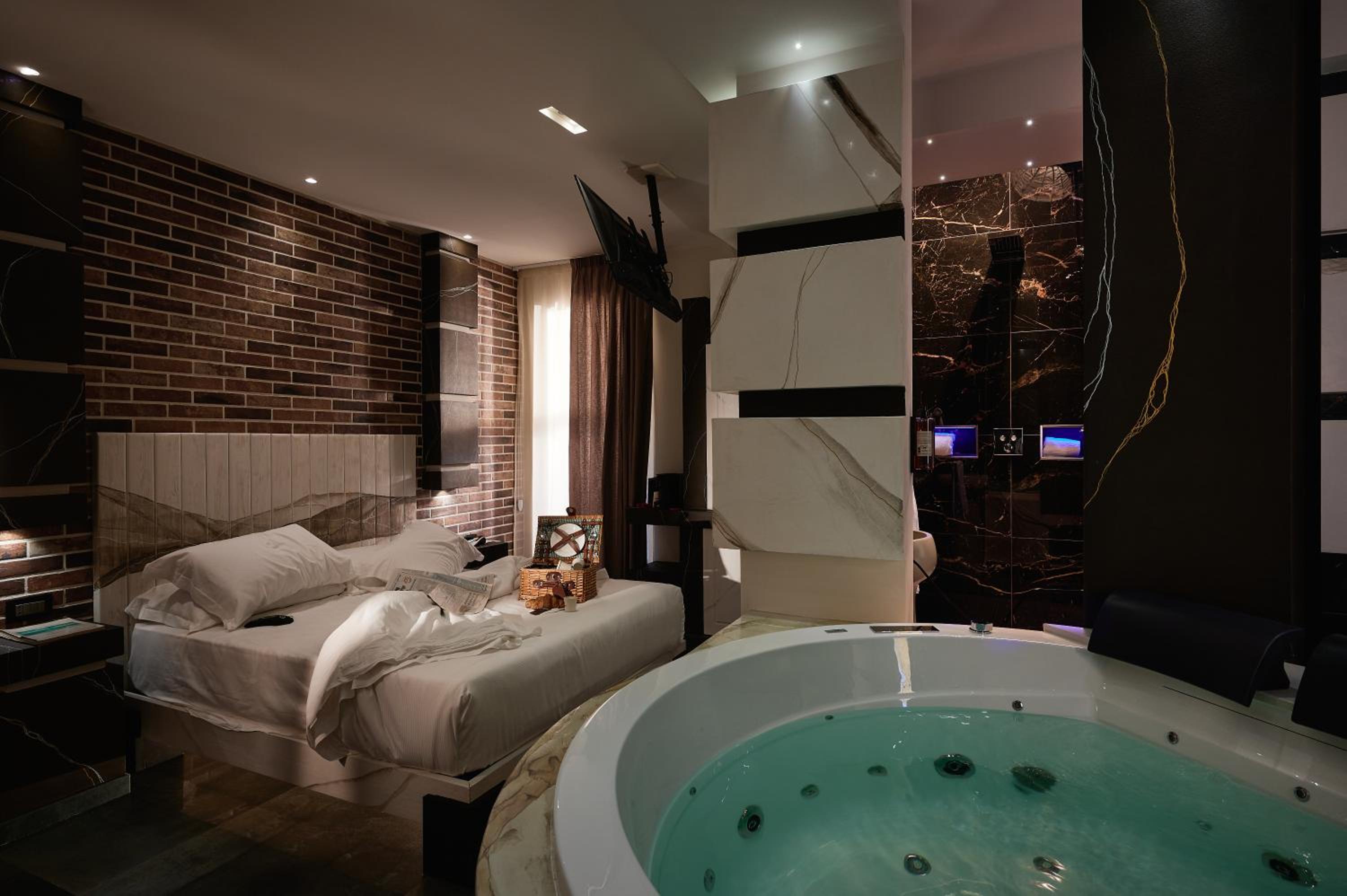 Deluxe Double Room with Bath - Photo 3