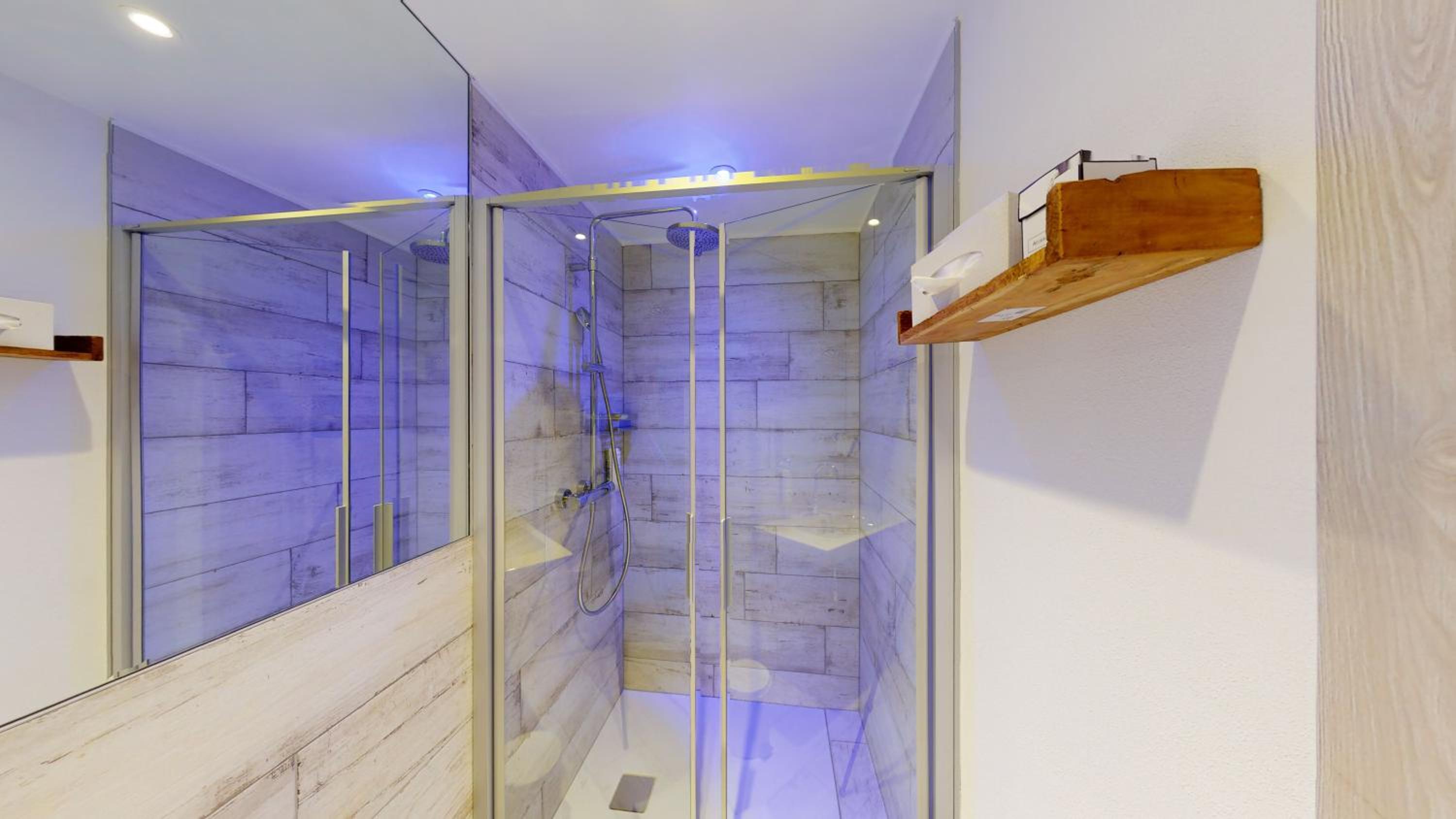 Double Room with Balcony - Photo 2