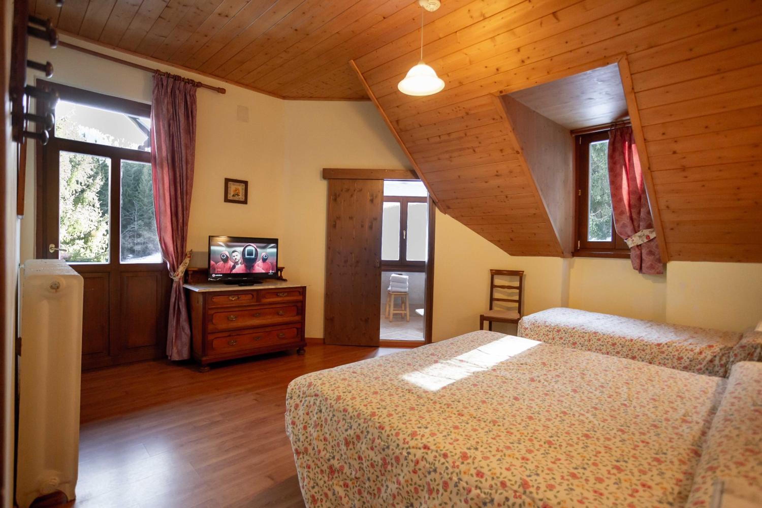 Economy Triple Room photo 2
