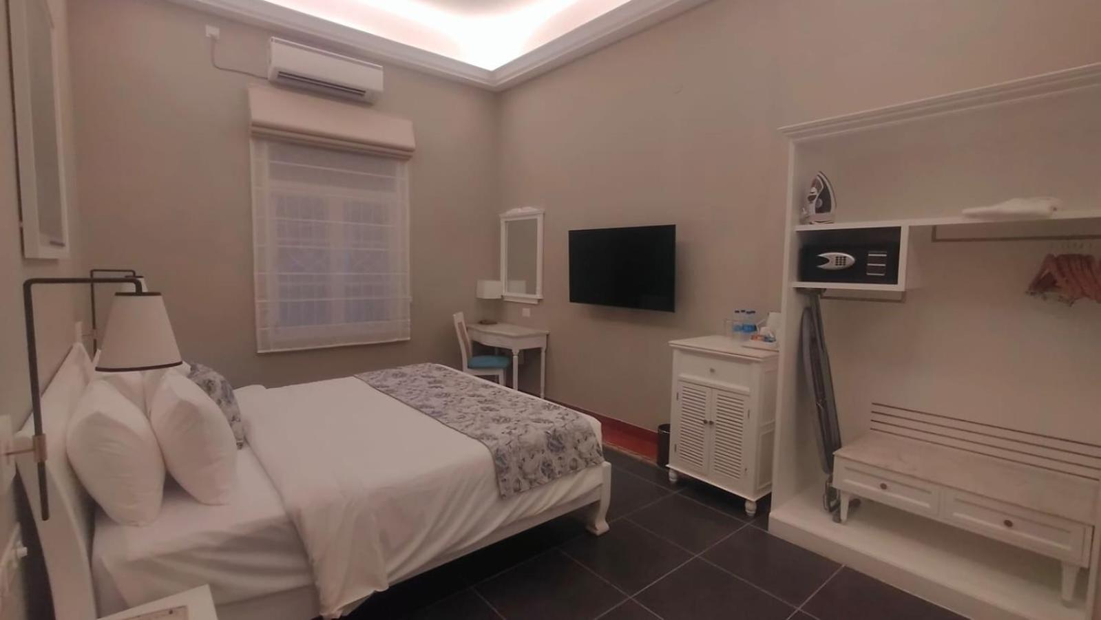 Deluxe King Room - Photo 1