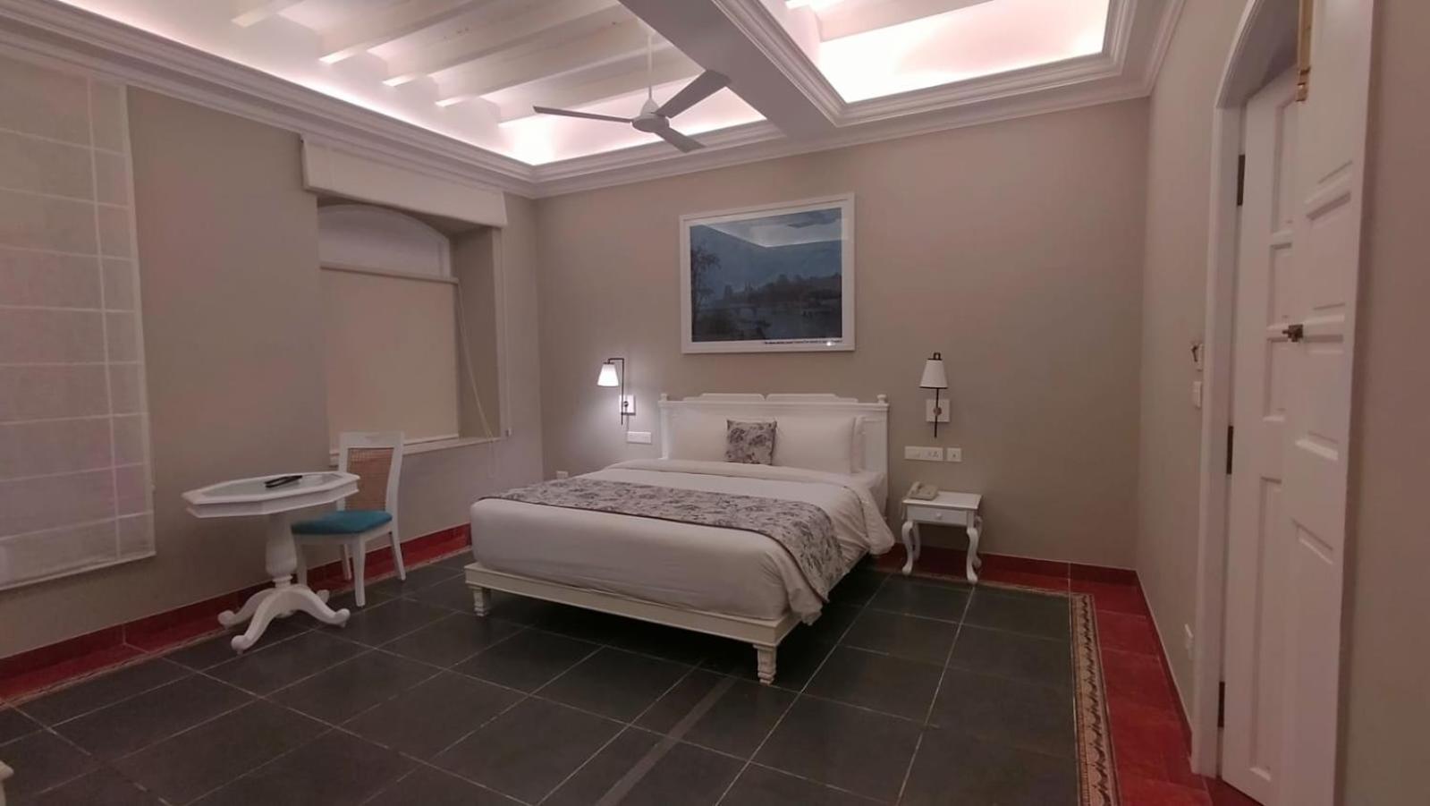 Deluxe King Room - Photo 5