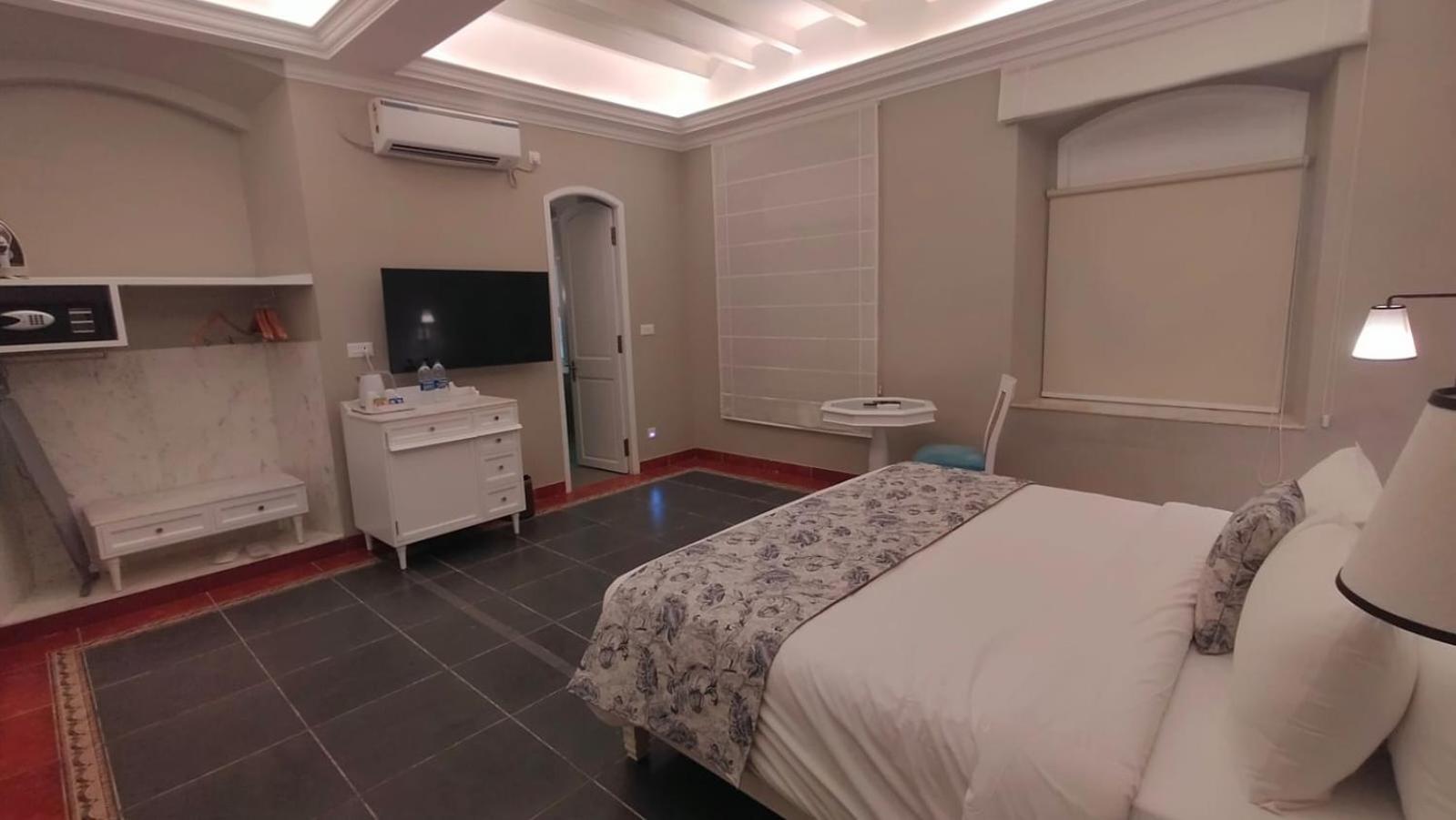 Deluxe King Room - Photo 7