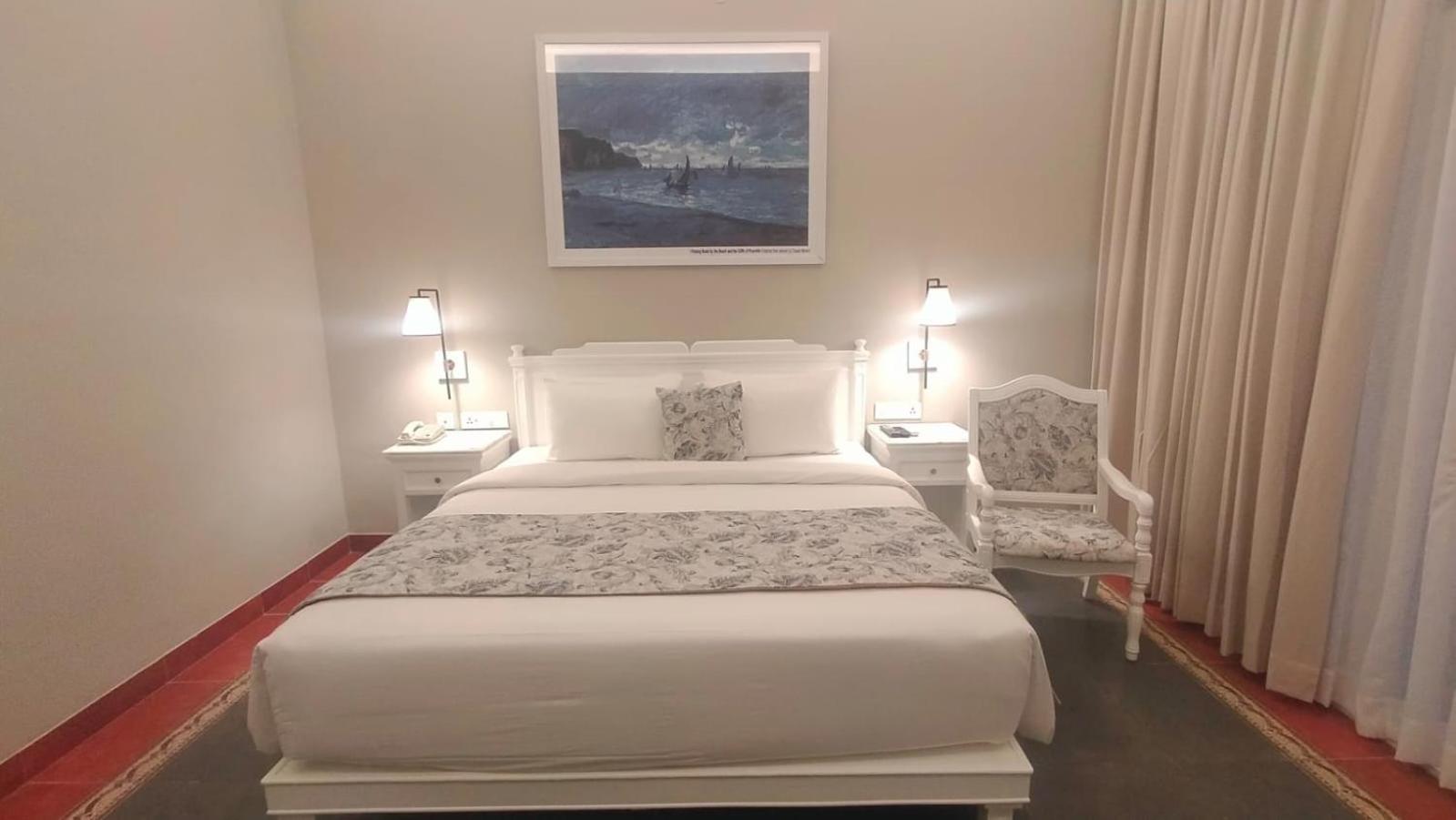 Deluxe King Room - Photo 4