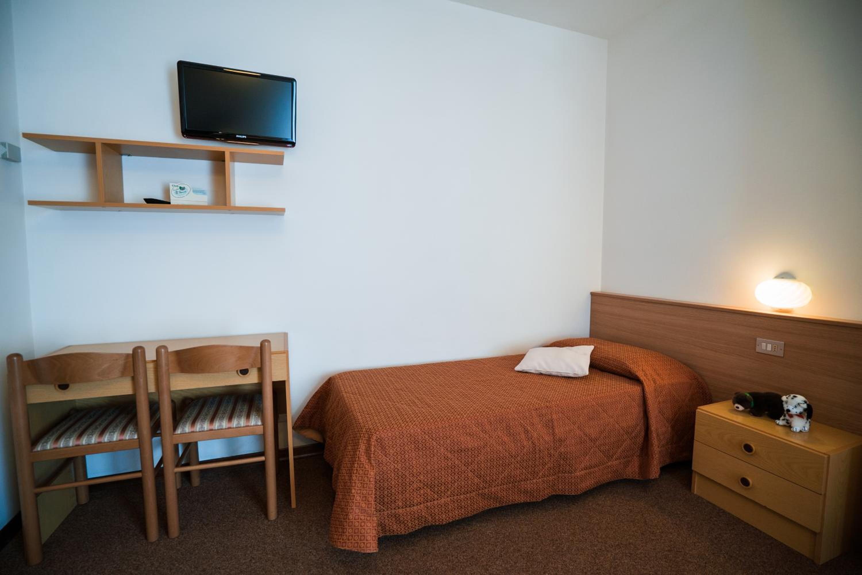 Economy Triple Room photo 3