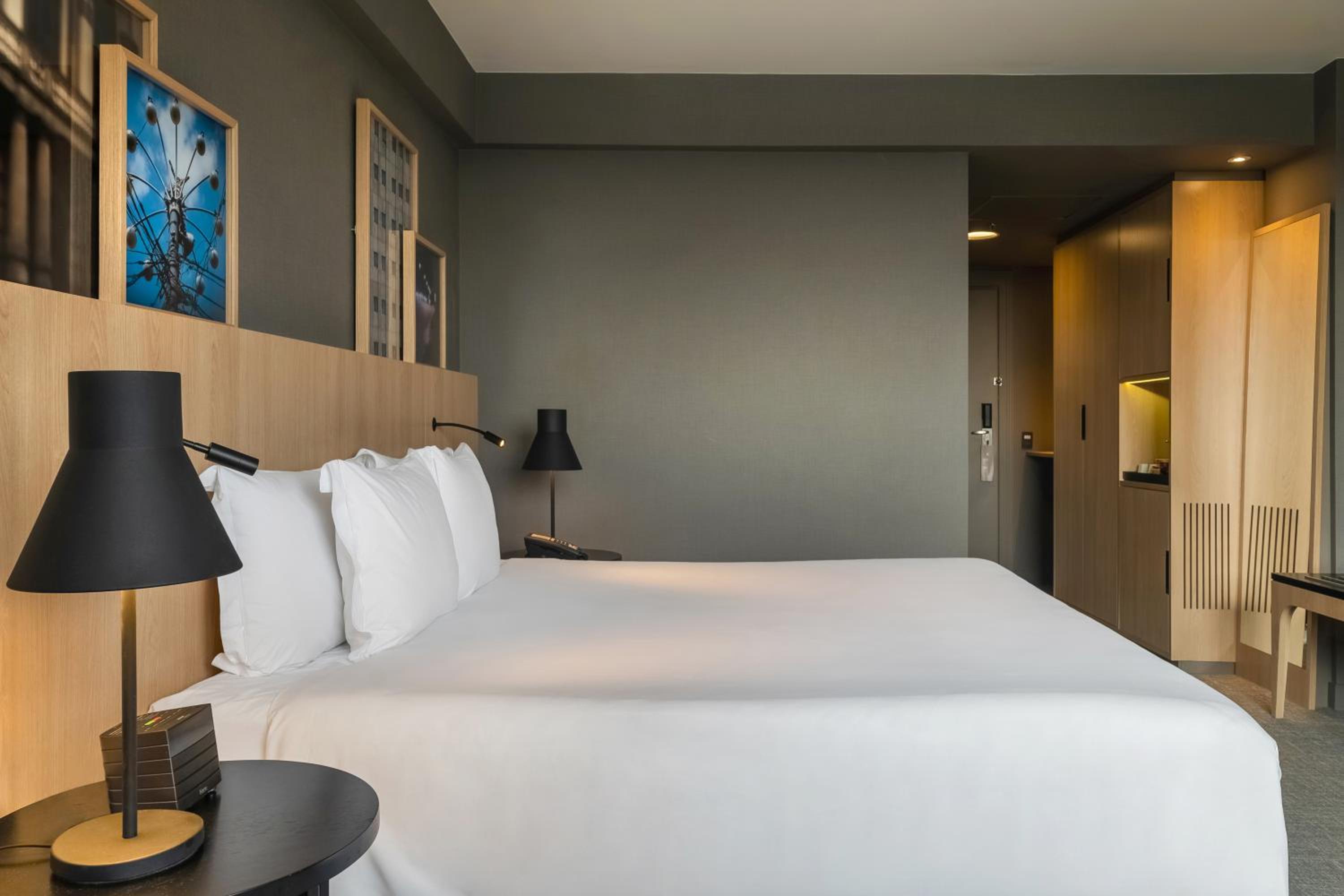 Executive King Room with Executive Lounge Access - Photo 11