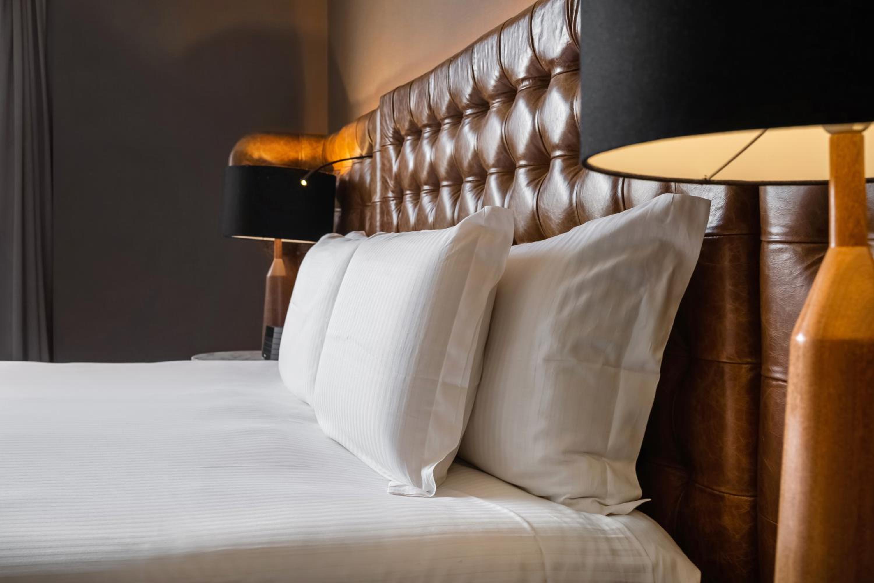 Premium Luxury Room with Queen Bed - Photo 11