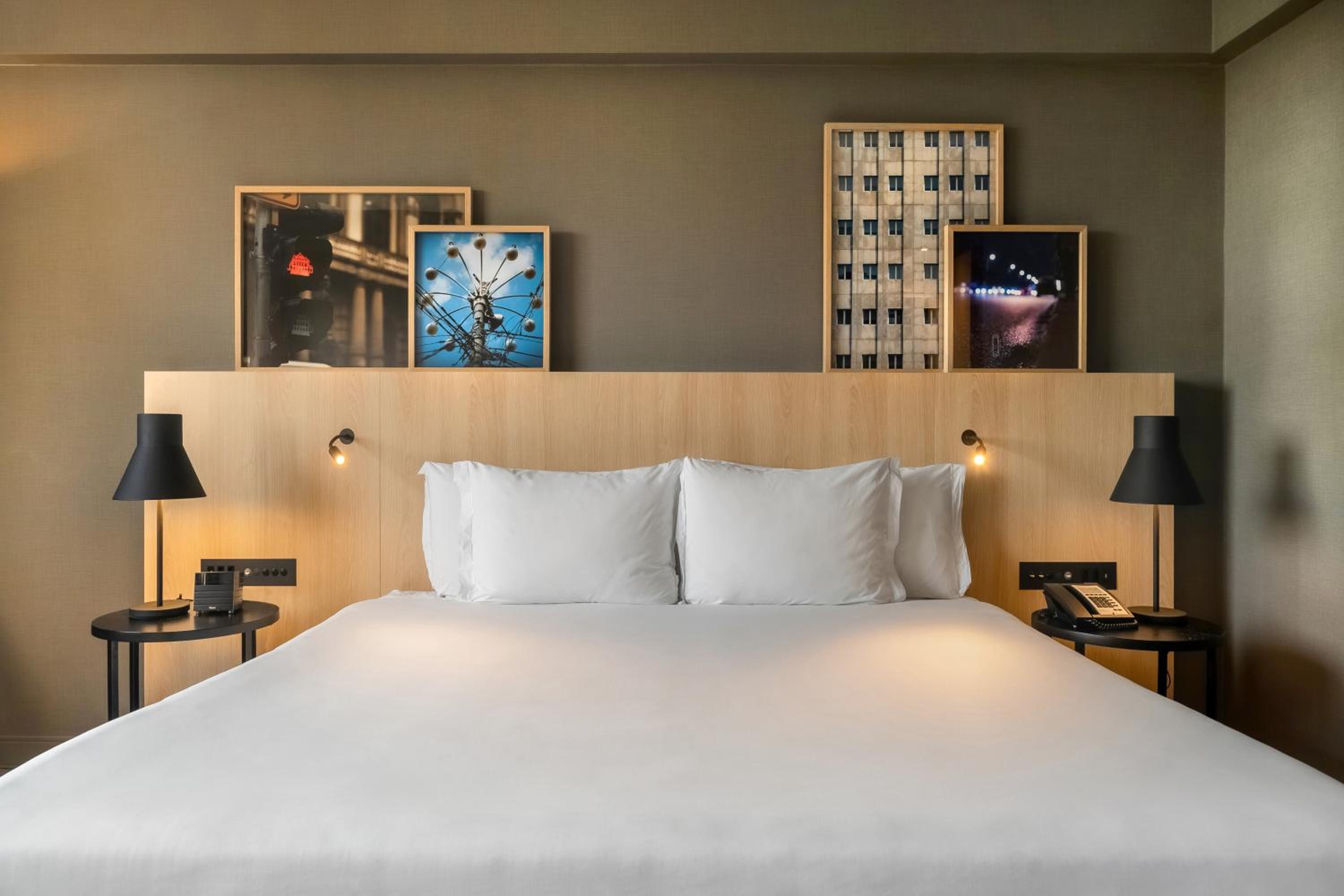 Executive King Room with Executive Lounge Access - Photo 9