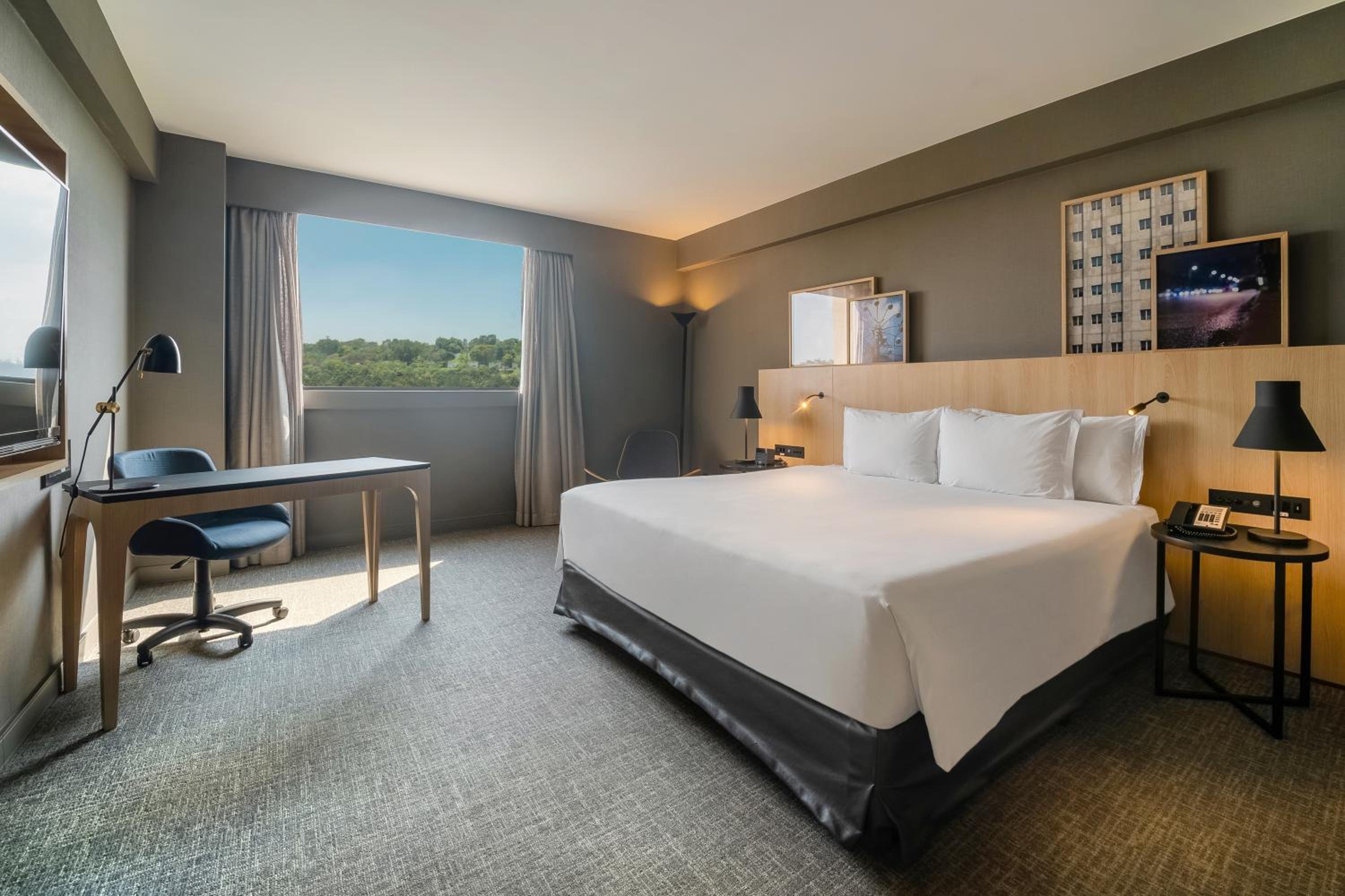Executive King Room with Executive Lounge Access thumbnail 5