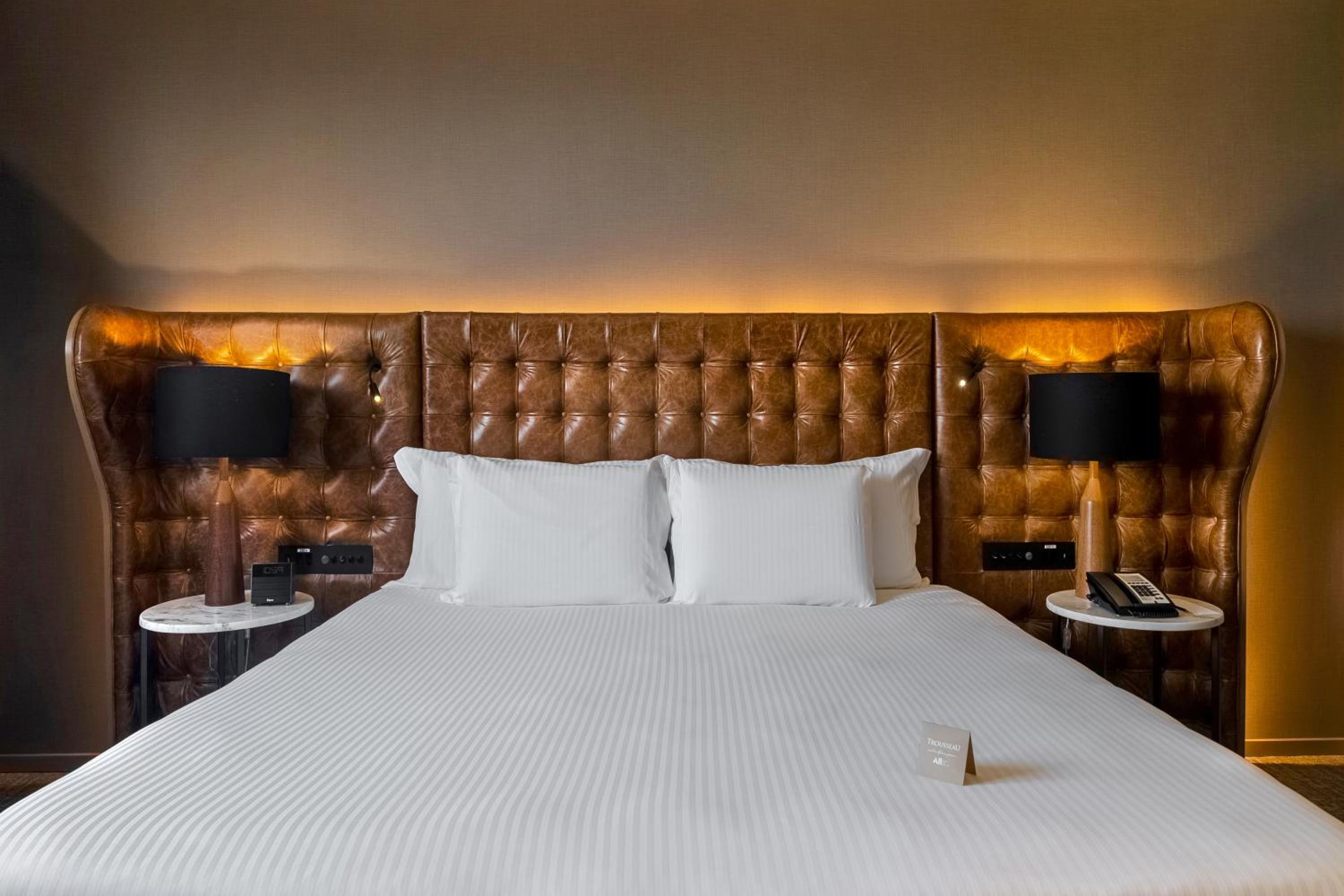 Premium Luxury Room with Queen Bed - Photo 10
