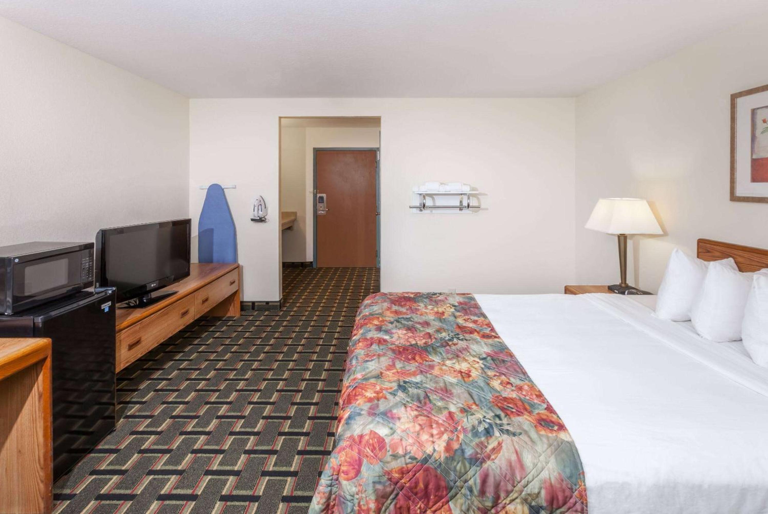 Queen Room - Mobility Access/Non-Smoking photo 3