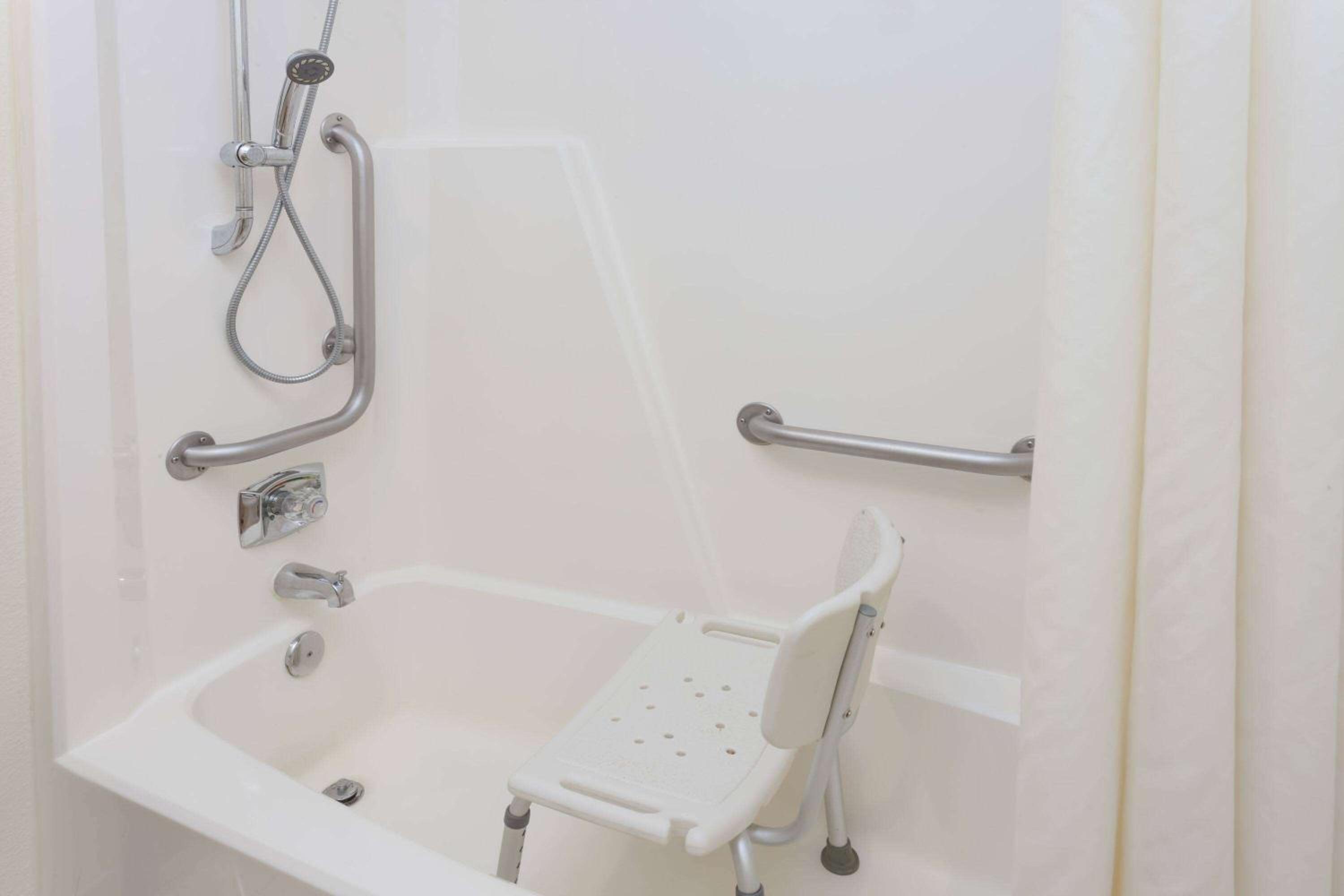 Queen Room - Mobility Access/Non-Smoking photo 2