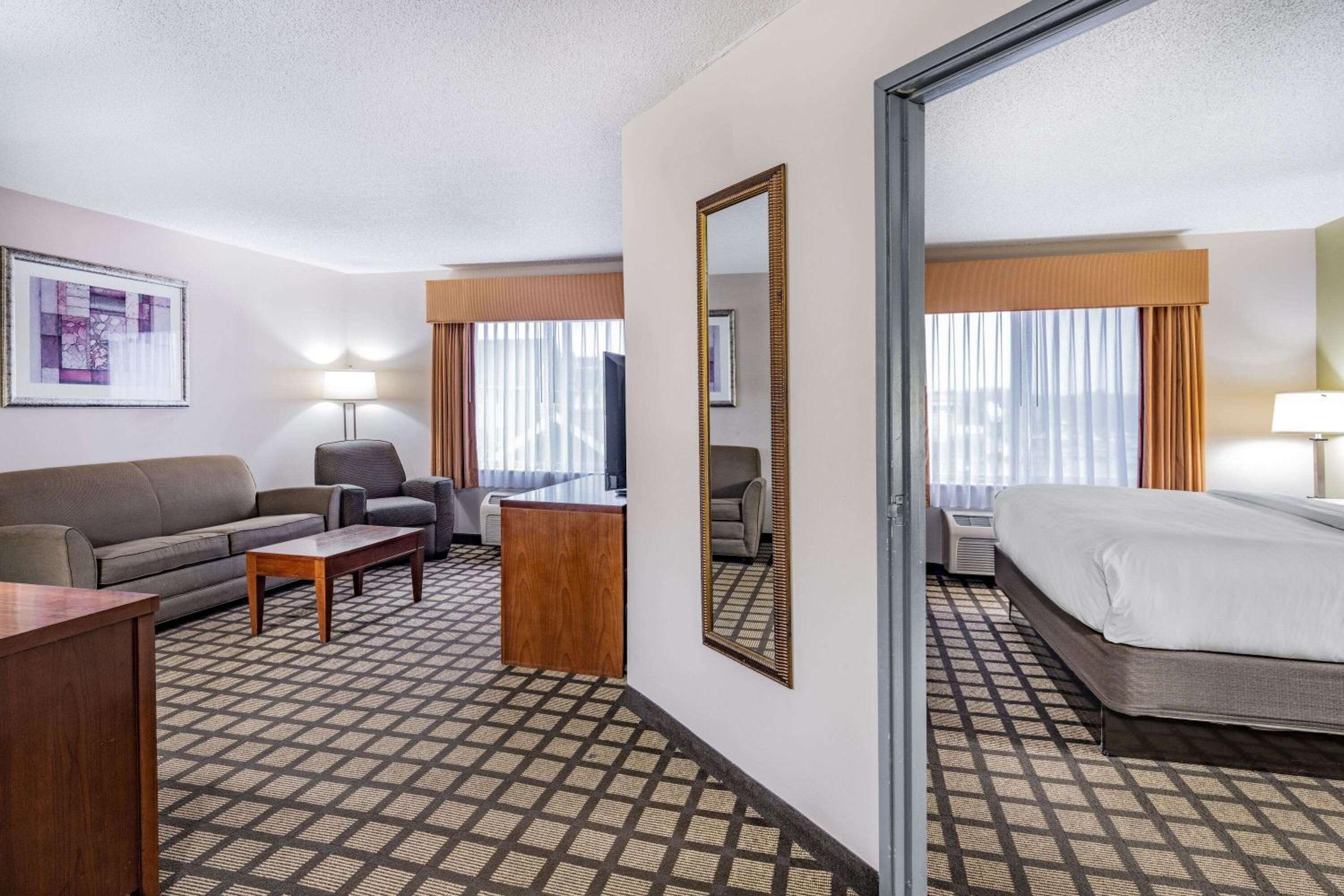 One-Bedroom Deluxe Suite - Non-Smoking - Photo 2