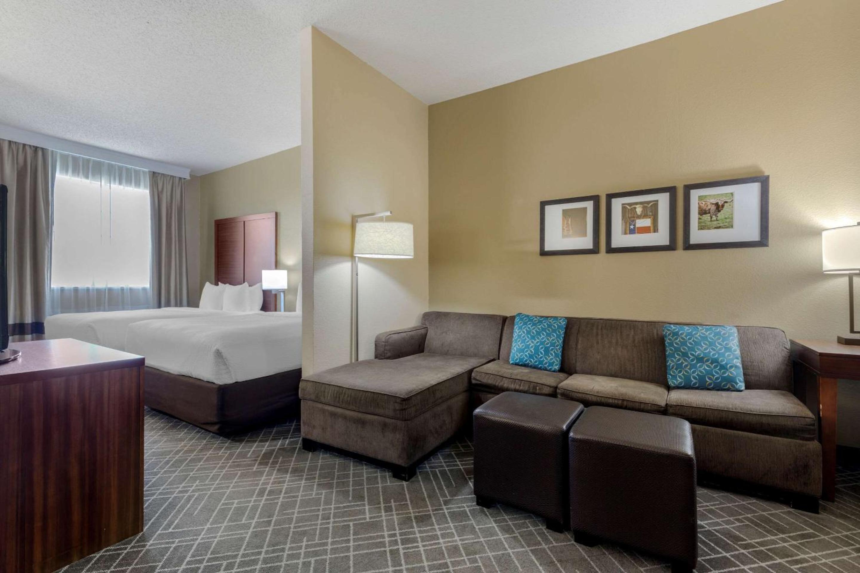 Queen Suite with Two Queen Beds - Non-Smoking - Photo 1