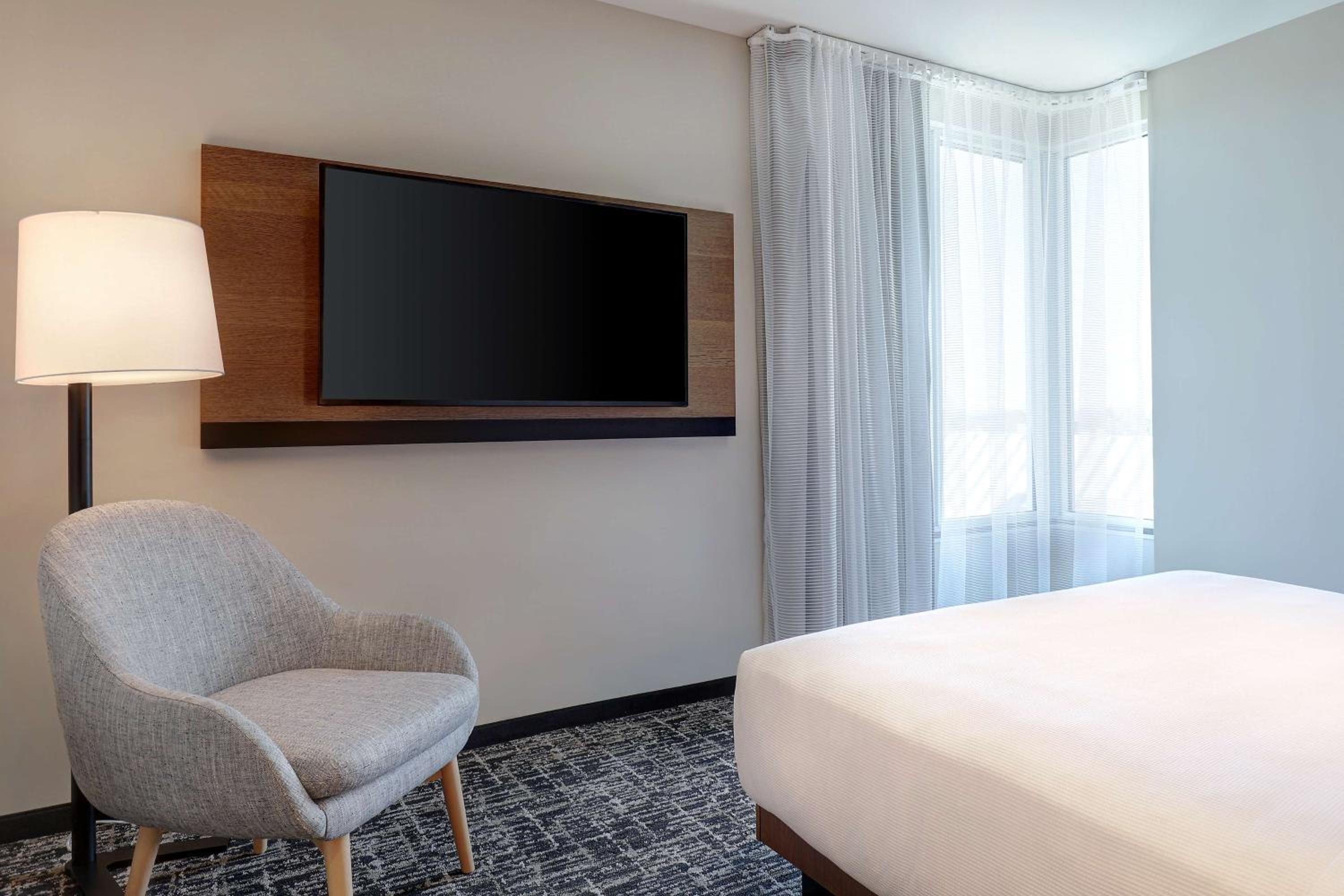 King Suite with Accessible Shower - Disability Access - Photo 1