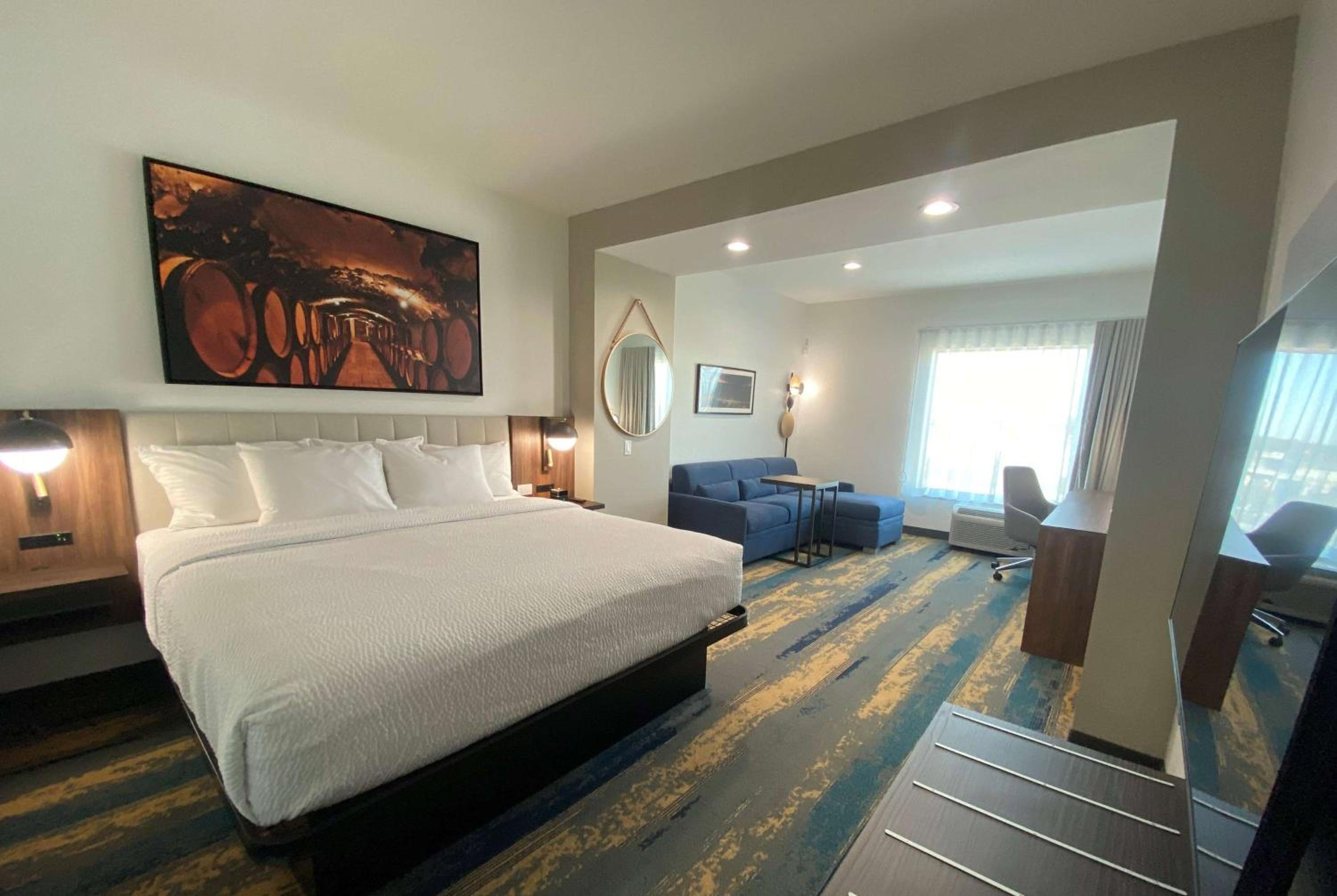 King Suite - Non-Smoking - Photo 1