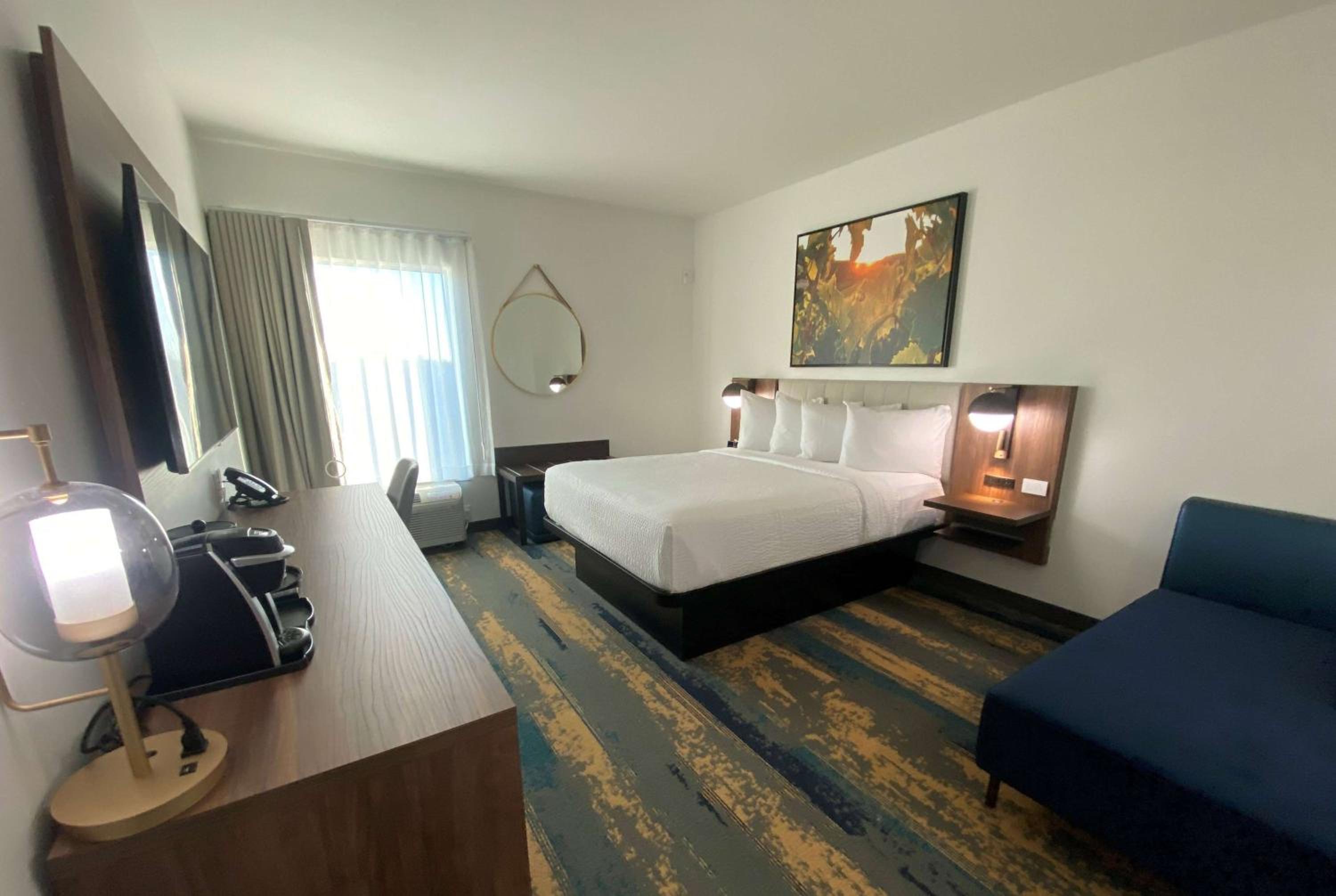 Deluxe King Room - Non-Smoking - Photo 1