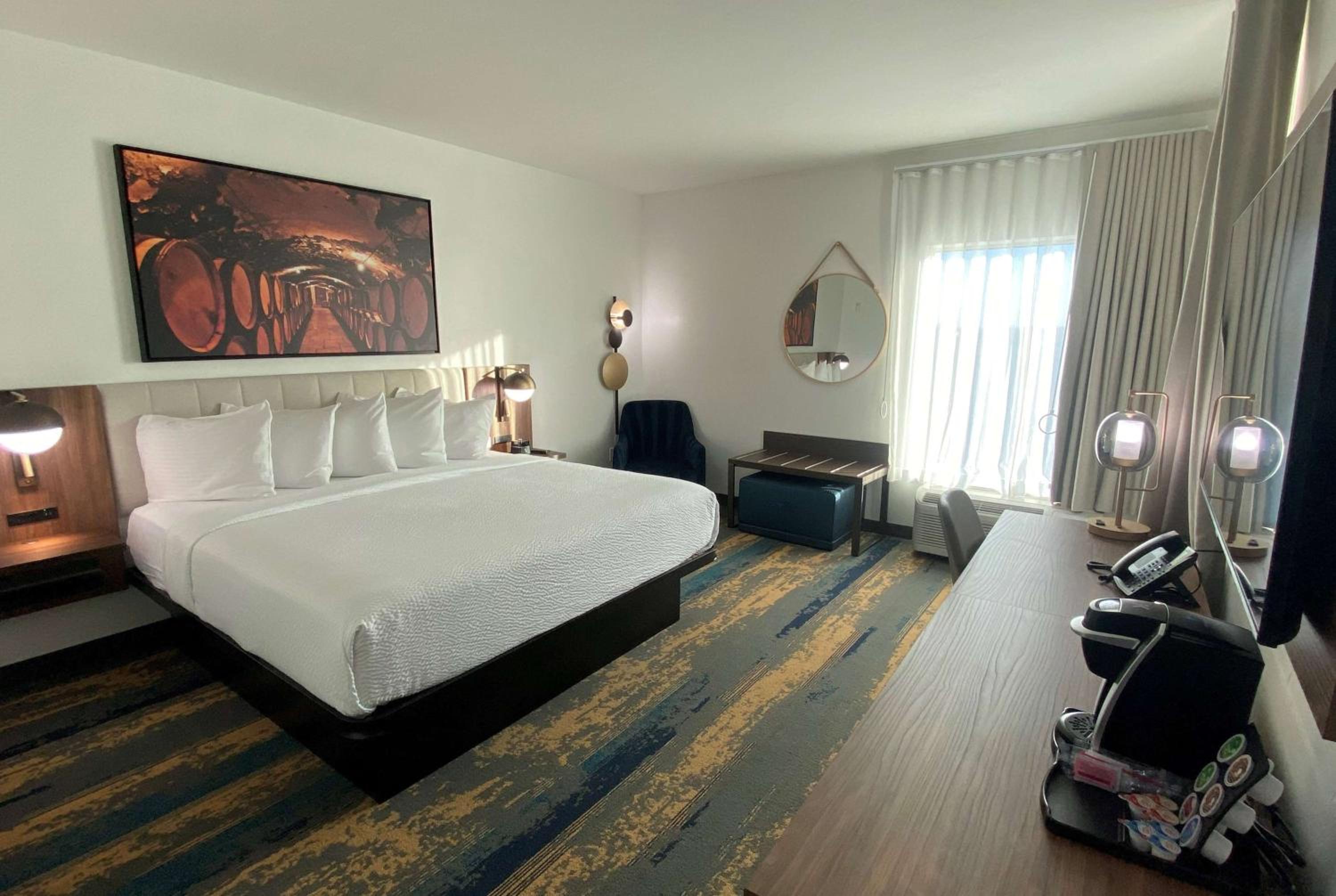 1 King Bed, Mobility/Hearing Accessible Room, Bathtub w/ Grab Bars, Non-Smoking - Photo 1