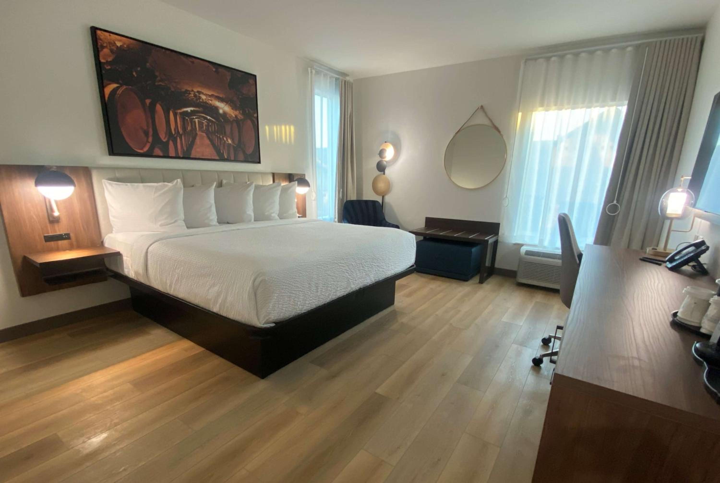1 King Bed, Deluxe Hearing Accessible Room, Non-Smoking - Photo 1
