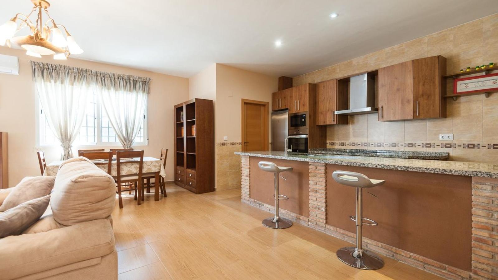 Five-Bedroom House photo 2